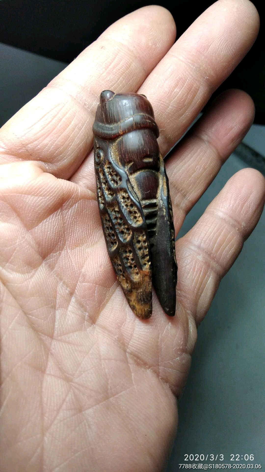 纯牛角全手工雕刻枣红色知了手把件一个