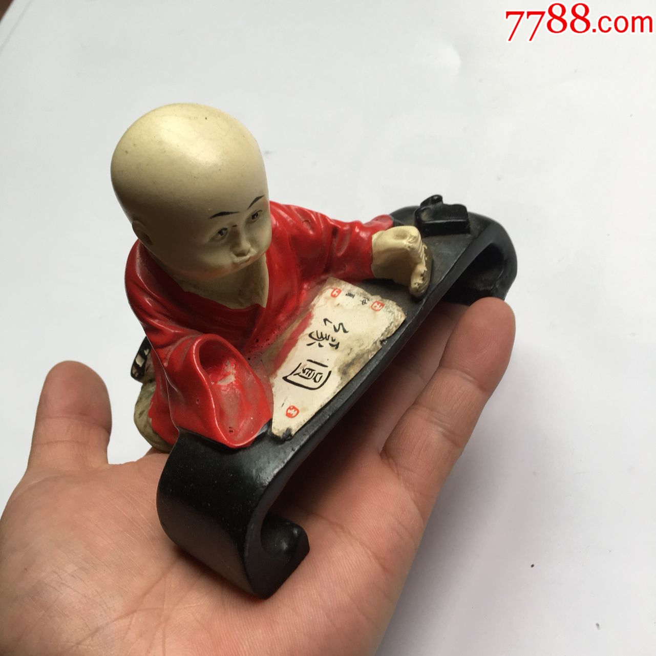 红衣小和尚看经书