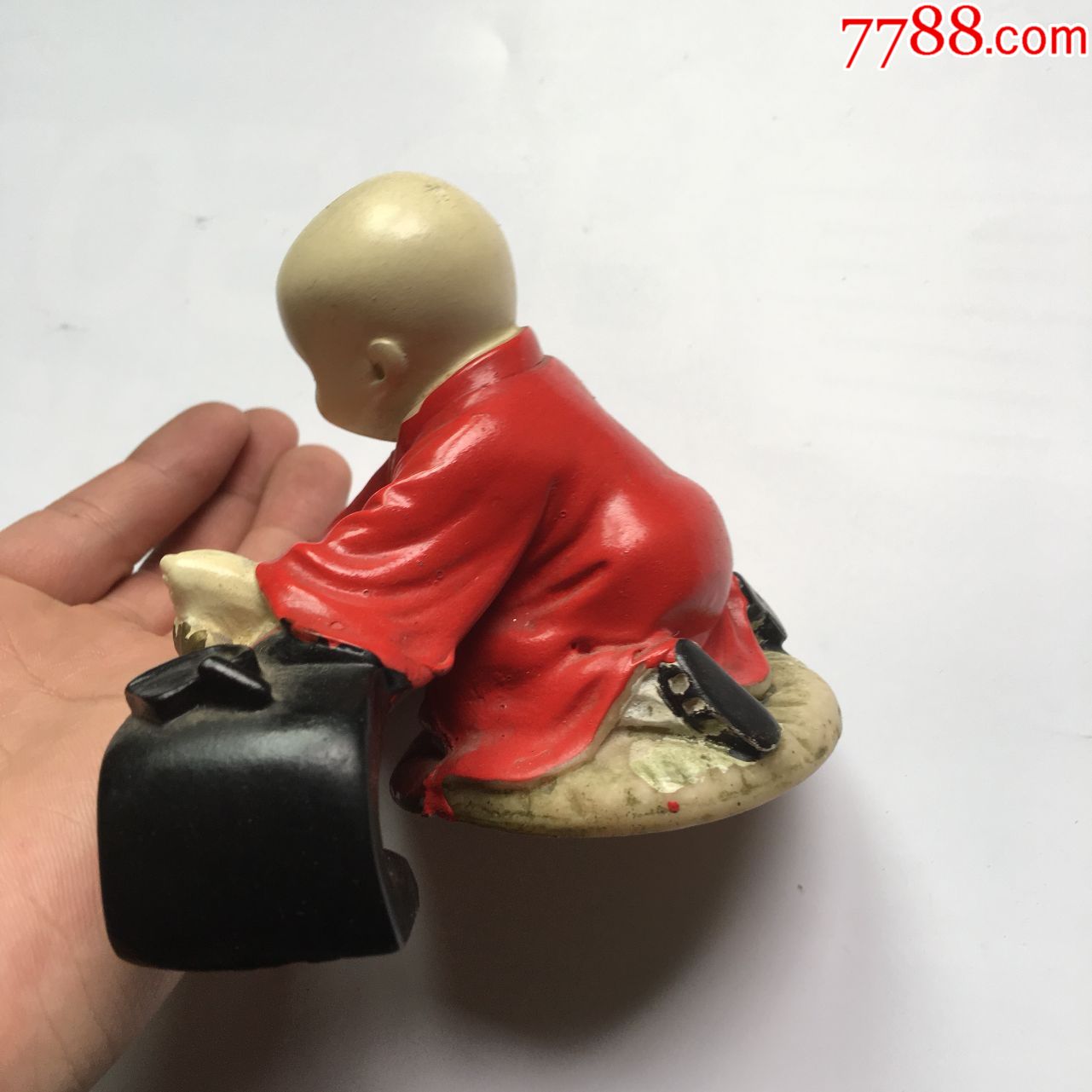 红衣小和尚看经书