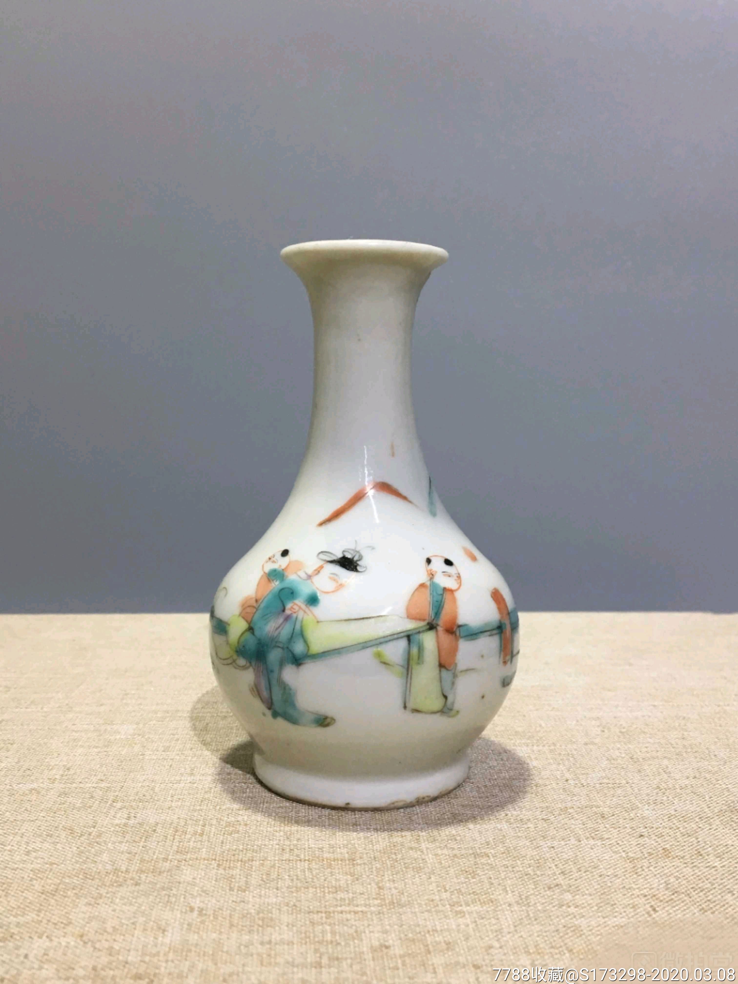 同治粉彩人物小净瓶