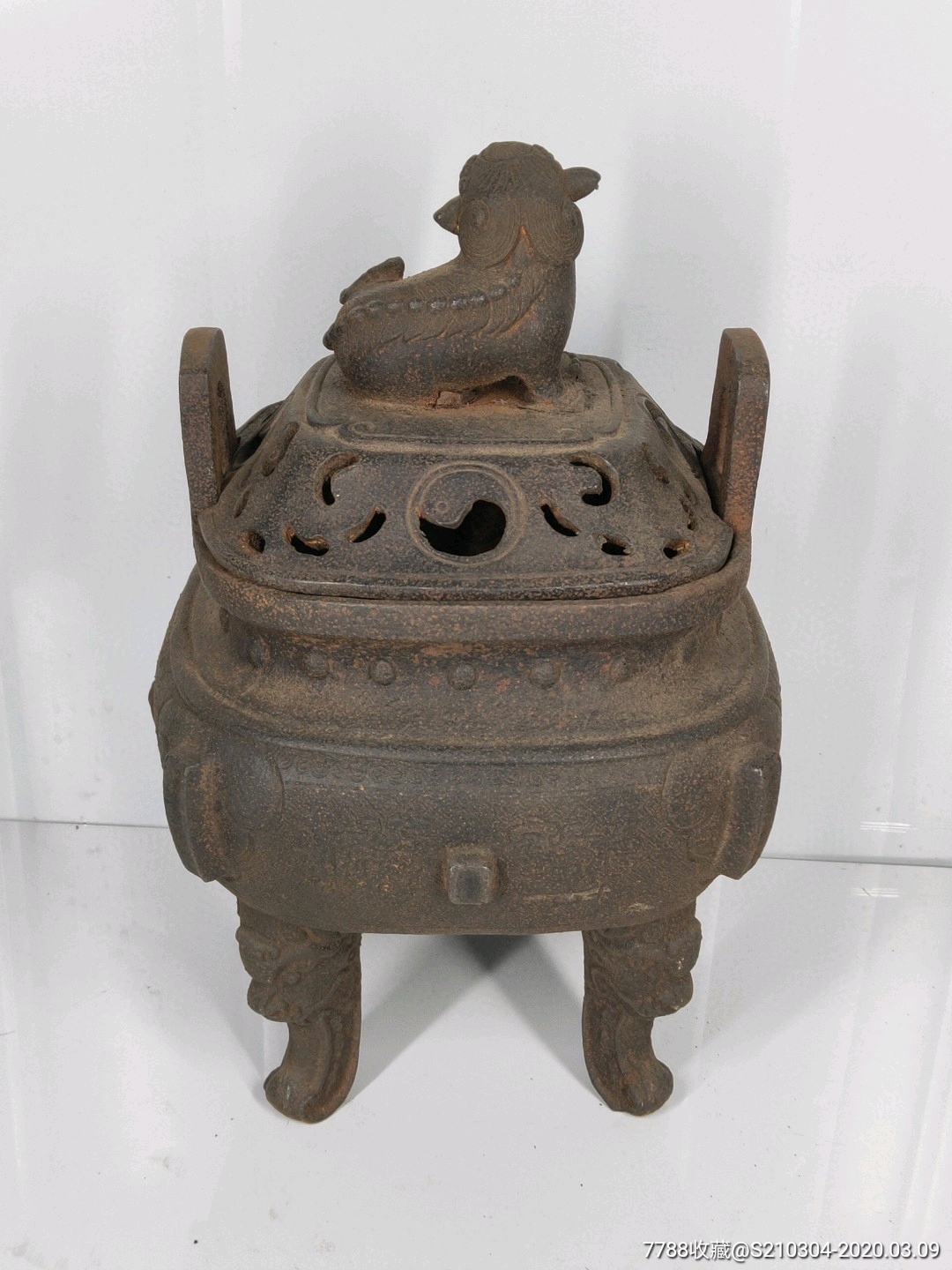 收到铁质香炉四腿呈瑞兽型炉盖雕有立体瑞兽炉身浮雕各种祥瑞文饰