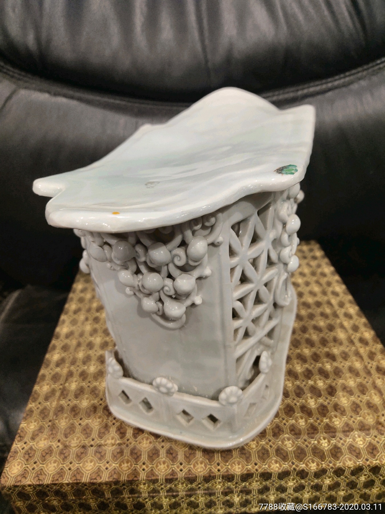 湖田窑影青堆塑瓷枕