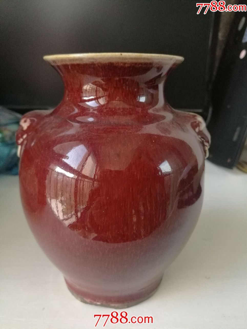 红釉小花瓶