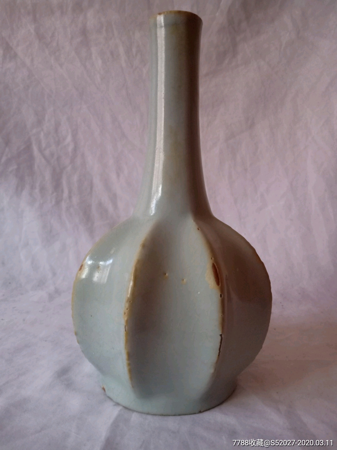 宋代汝窑八棱净瓶.直径13厘米,高22.5厘米.见脱釉.