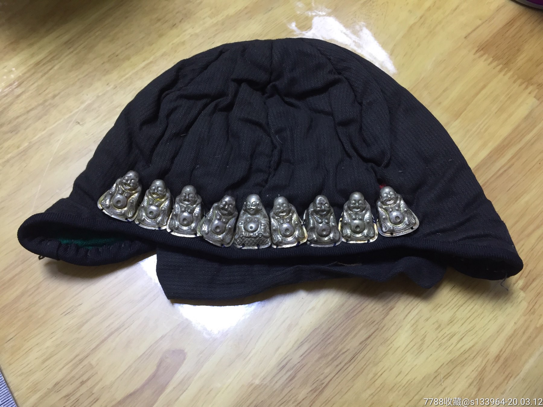 清代童子帽子〈上面有银罗汉菩萨9个,狮子2个〉