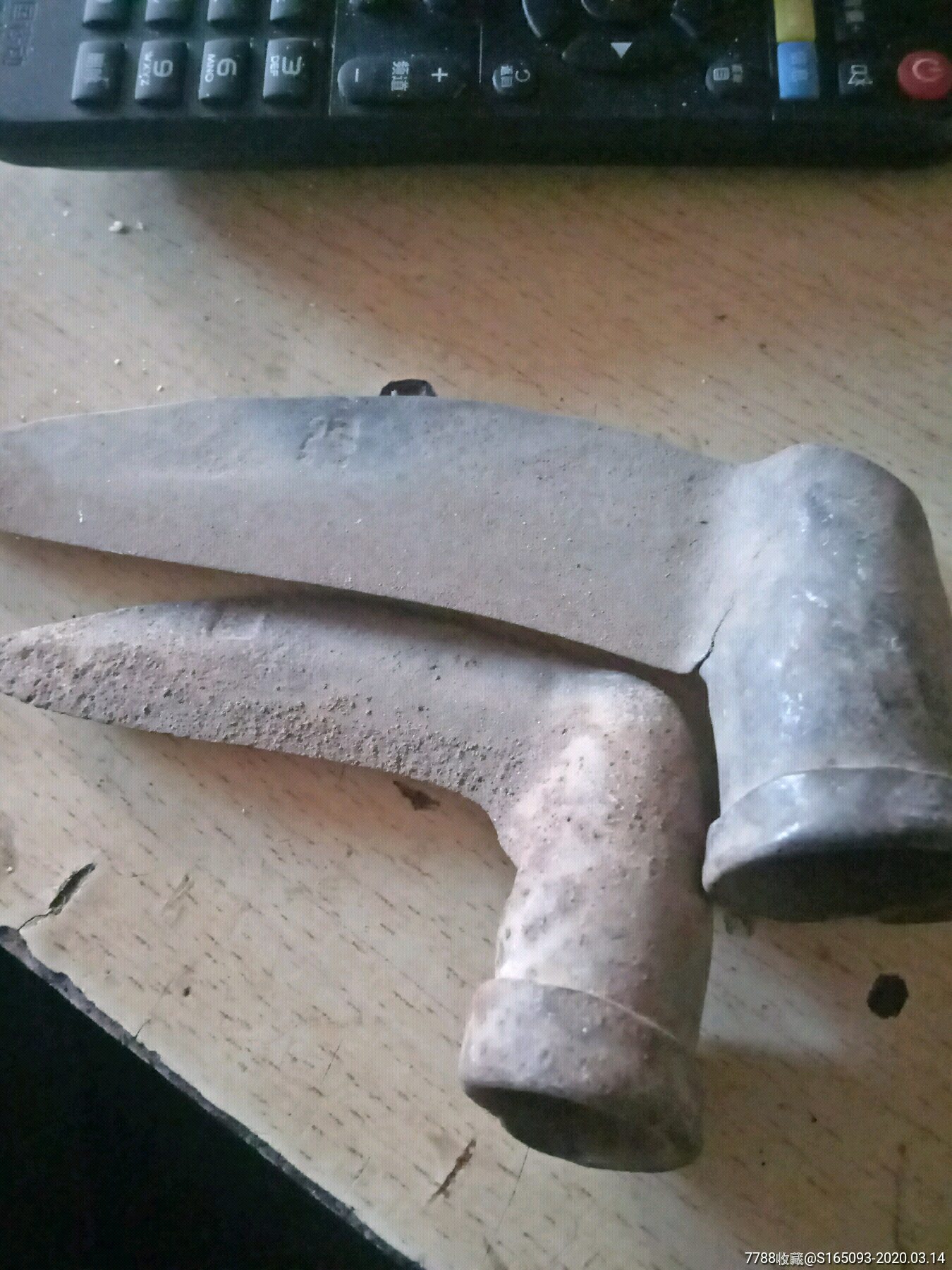 两把带字号镰刀