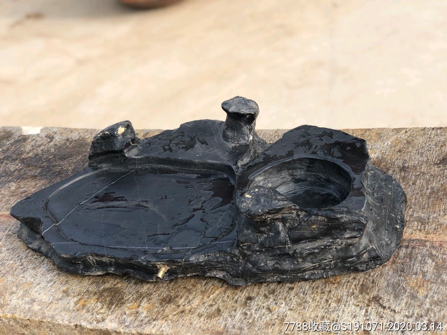 灵璧石茶盘,质地细腻温润,滑如凝脂,石纹褶皱缠结,肌理缜密,石表起伏