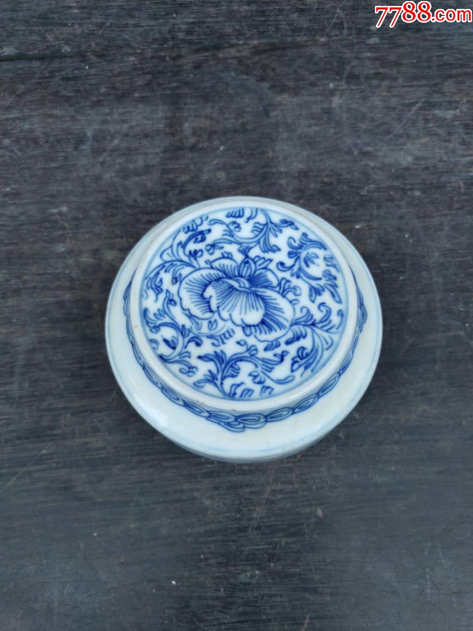 一个清中期缠枝花纹青花异形印泥盒