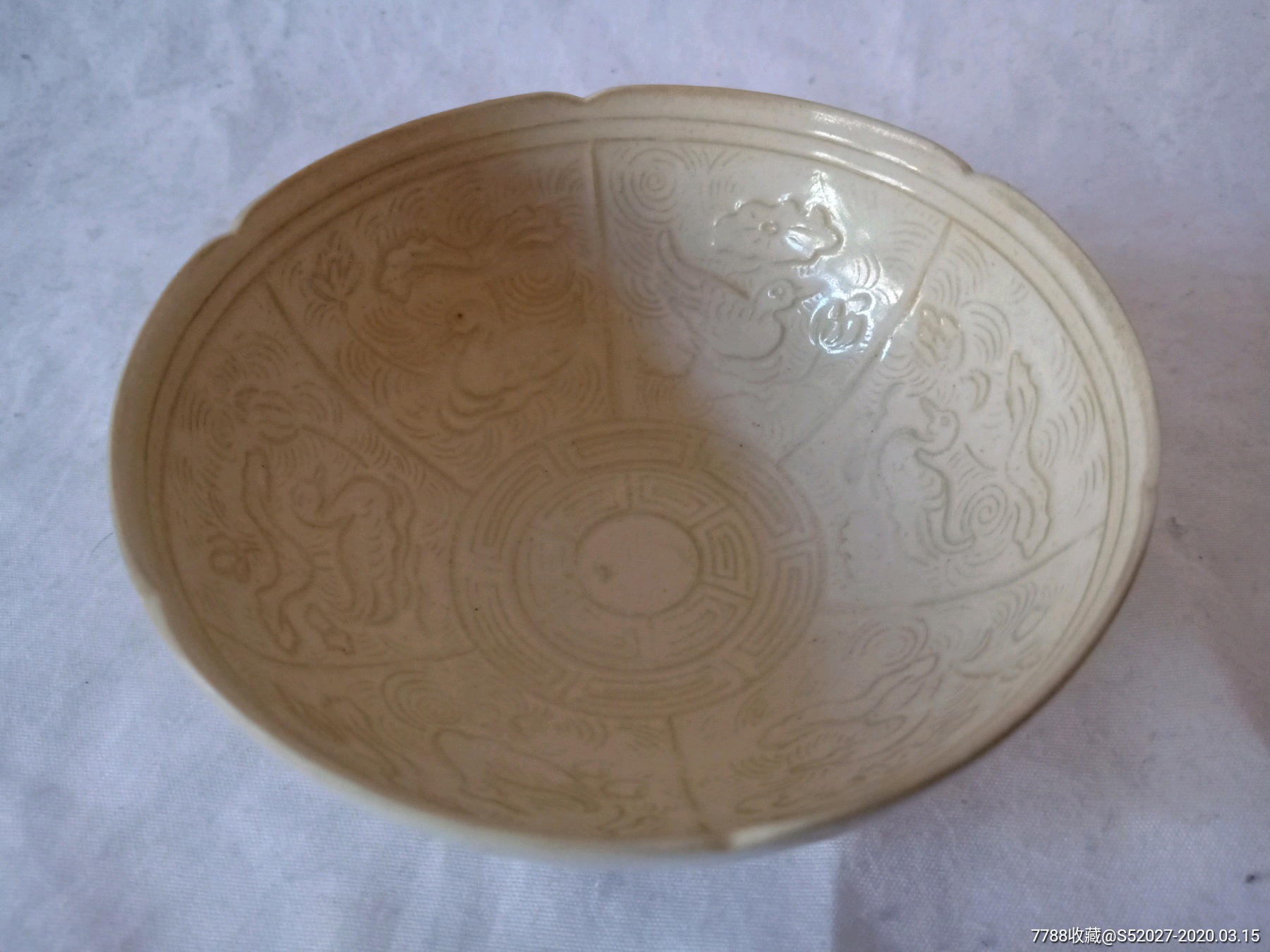 宋代定窑白釉薄胎印花花鸟花口茶盏.直径10.6厘米,高4.5厘米.