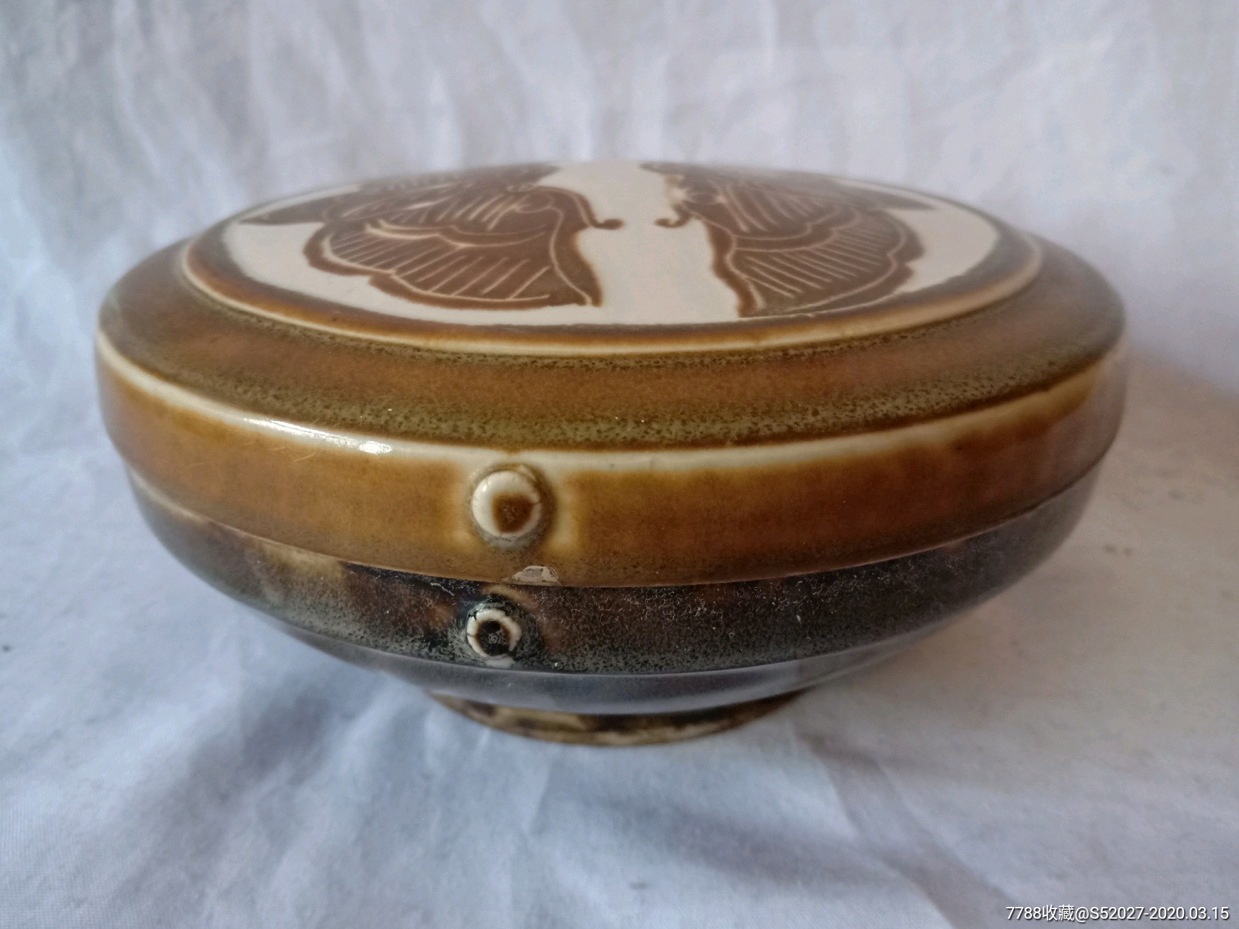 宋代定窑酱白釉双蝴蝶纹大粉盒.直径17厘米,高8.7厘米.