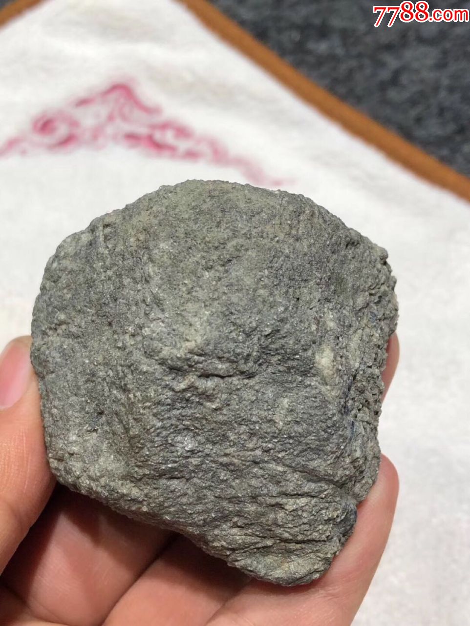 莫西沙场口老象皮脱沙冰种起荧光250克