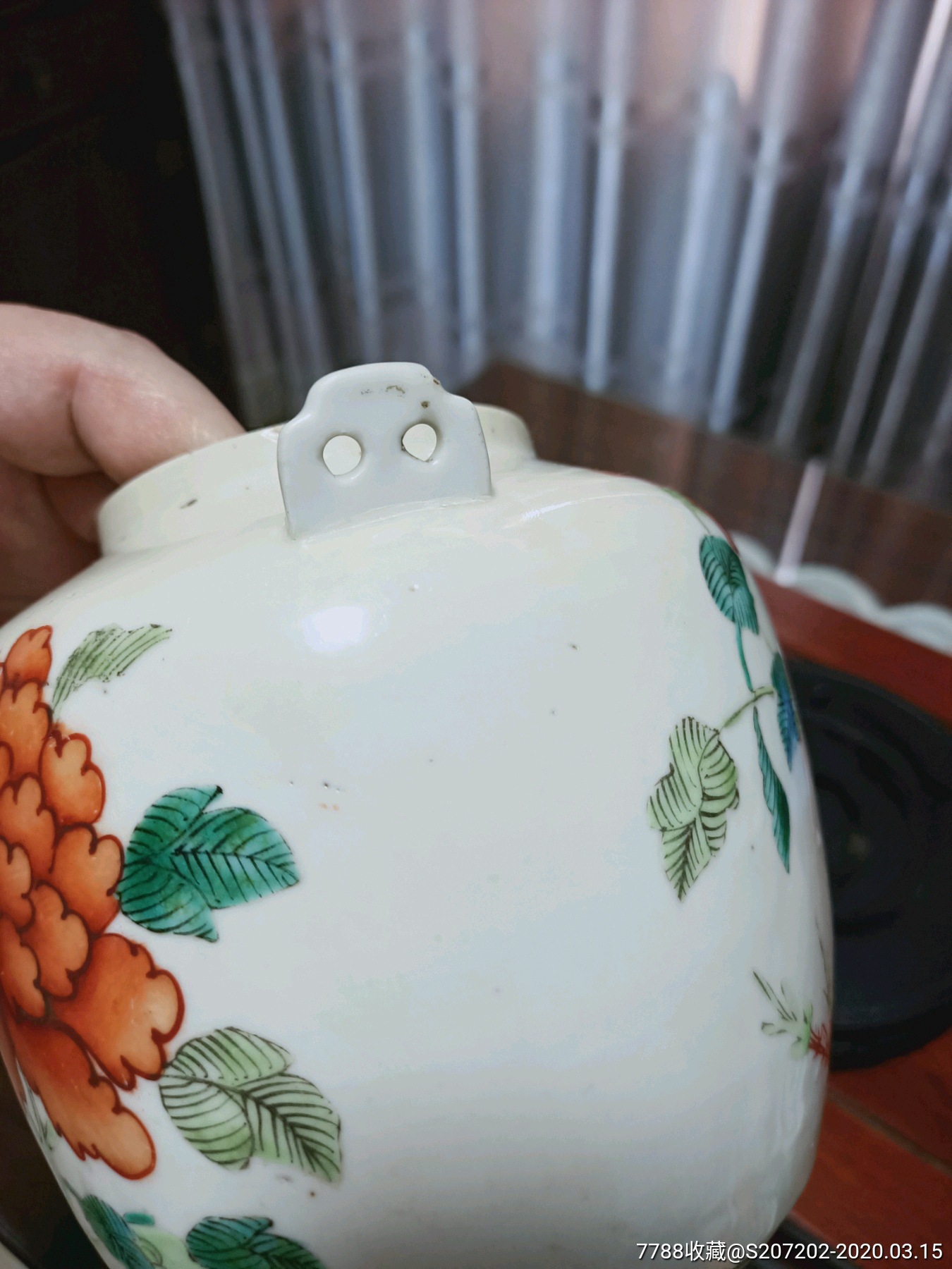 古玩瓷器清代光绪时期富贵牡丹大茶壶,嘴尖那有一点老精釉,后耳朵老粘