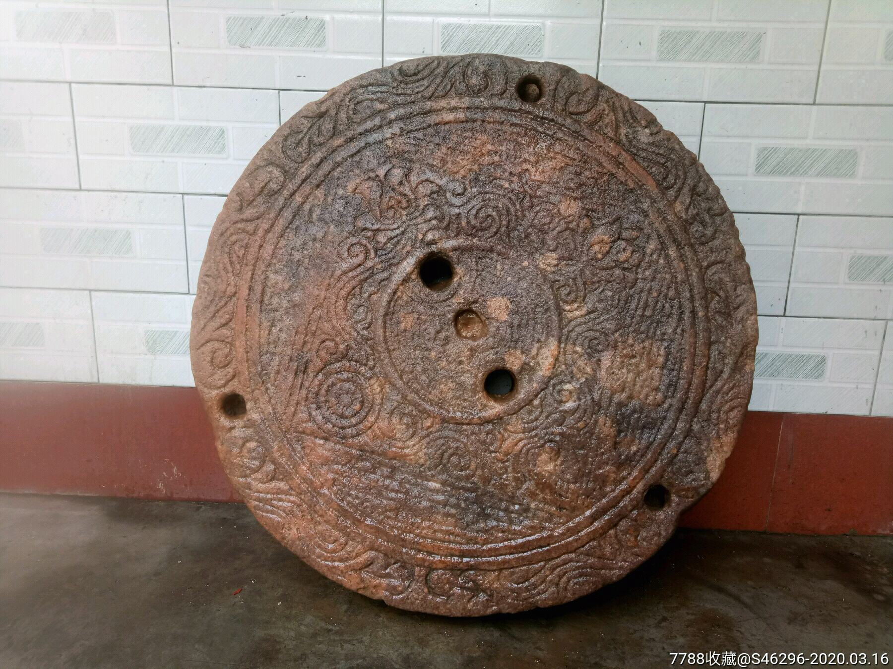 罕见的刻花磨盘/石磨