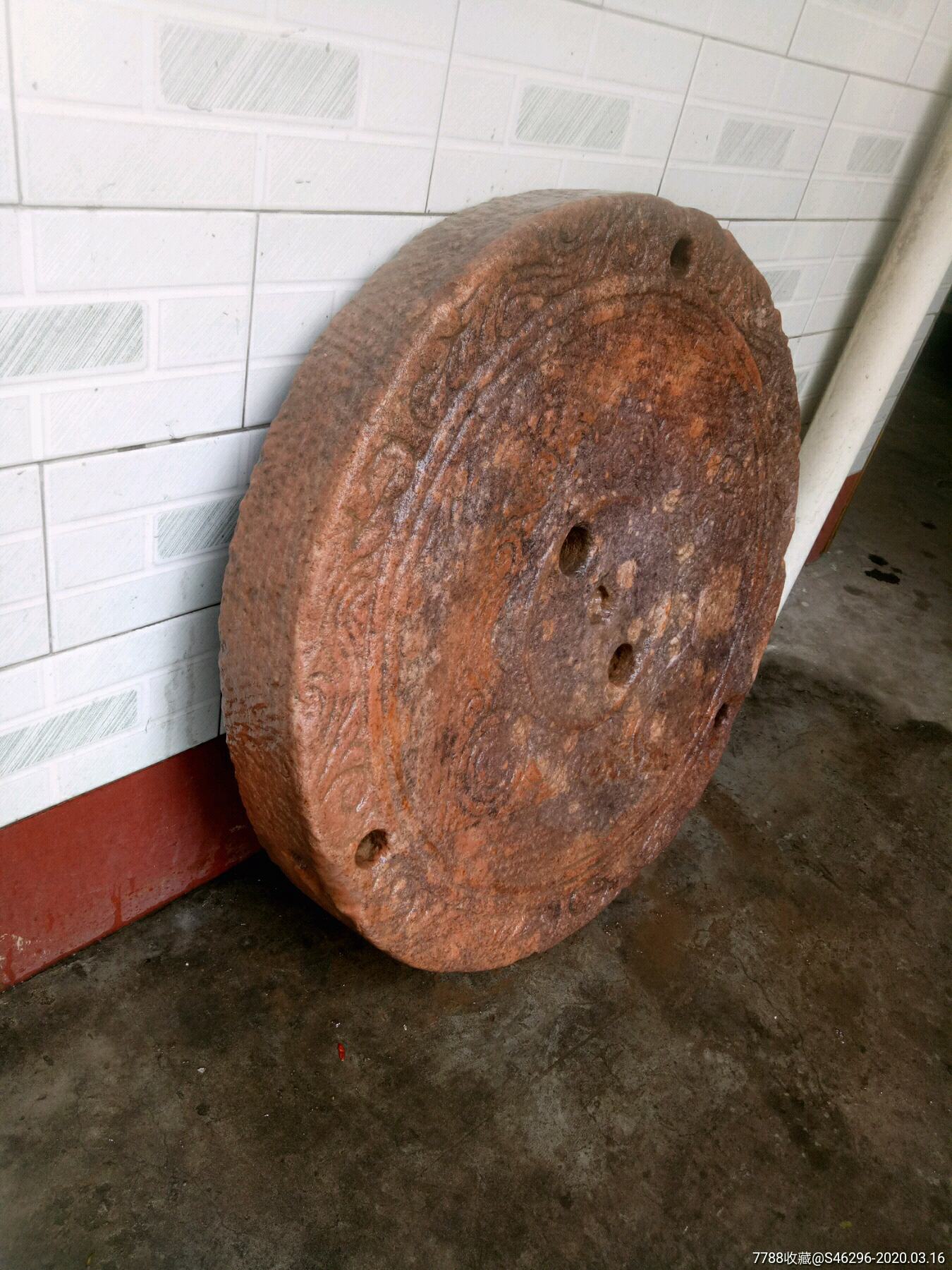 罕见的刻花磨盘/石磨