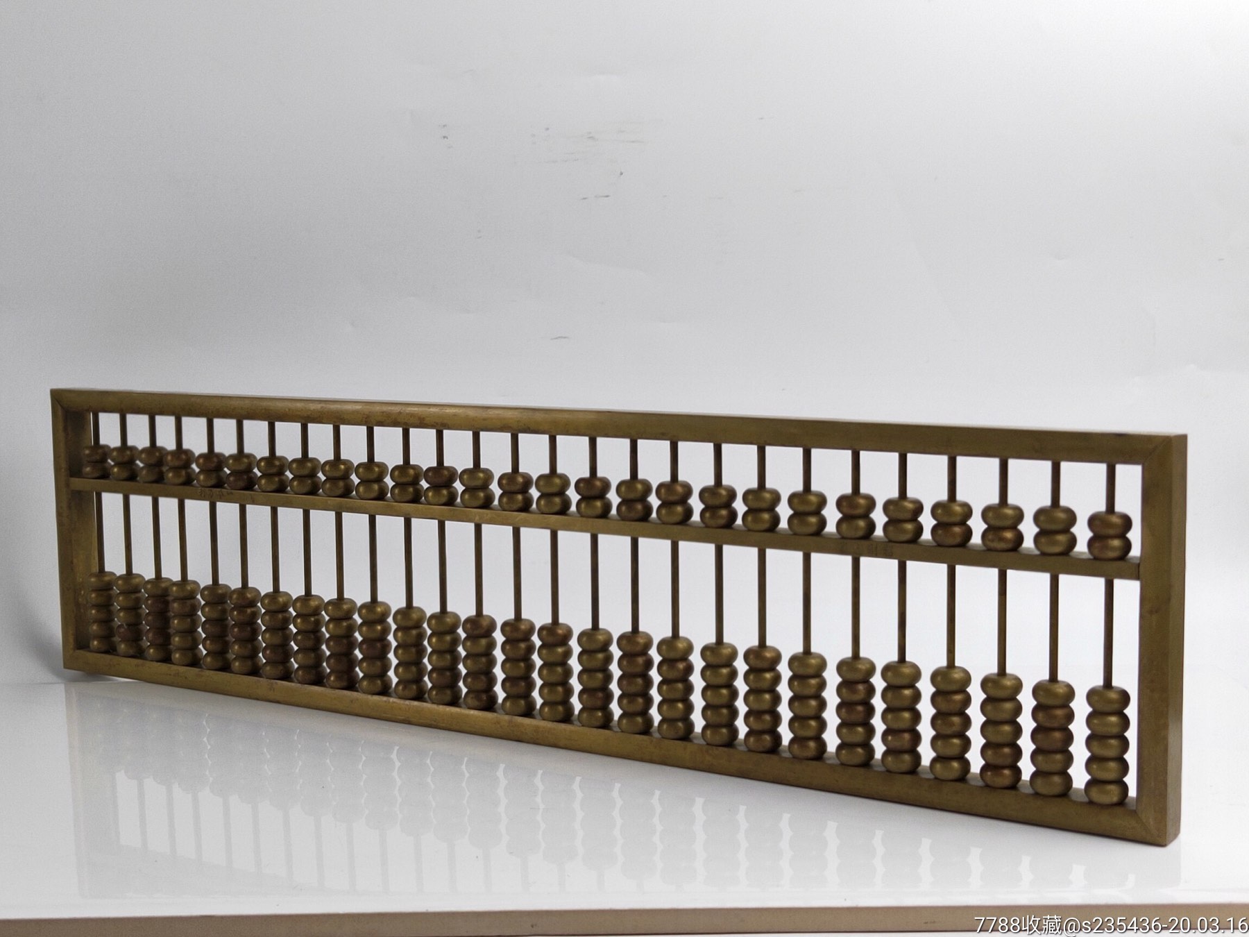 黄铜长算盘27位,保存完好,包浆厚重,样式精美绝伦,品相如图.