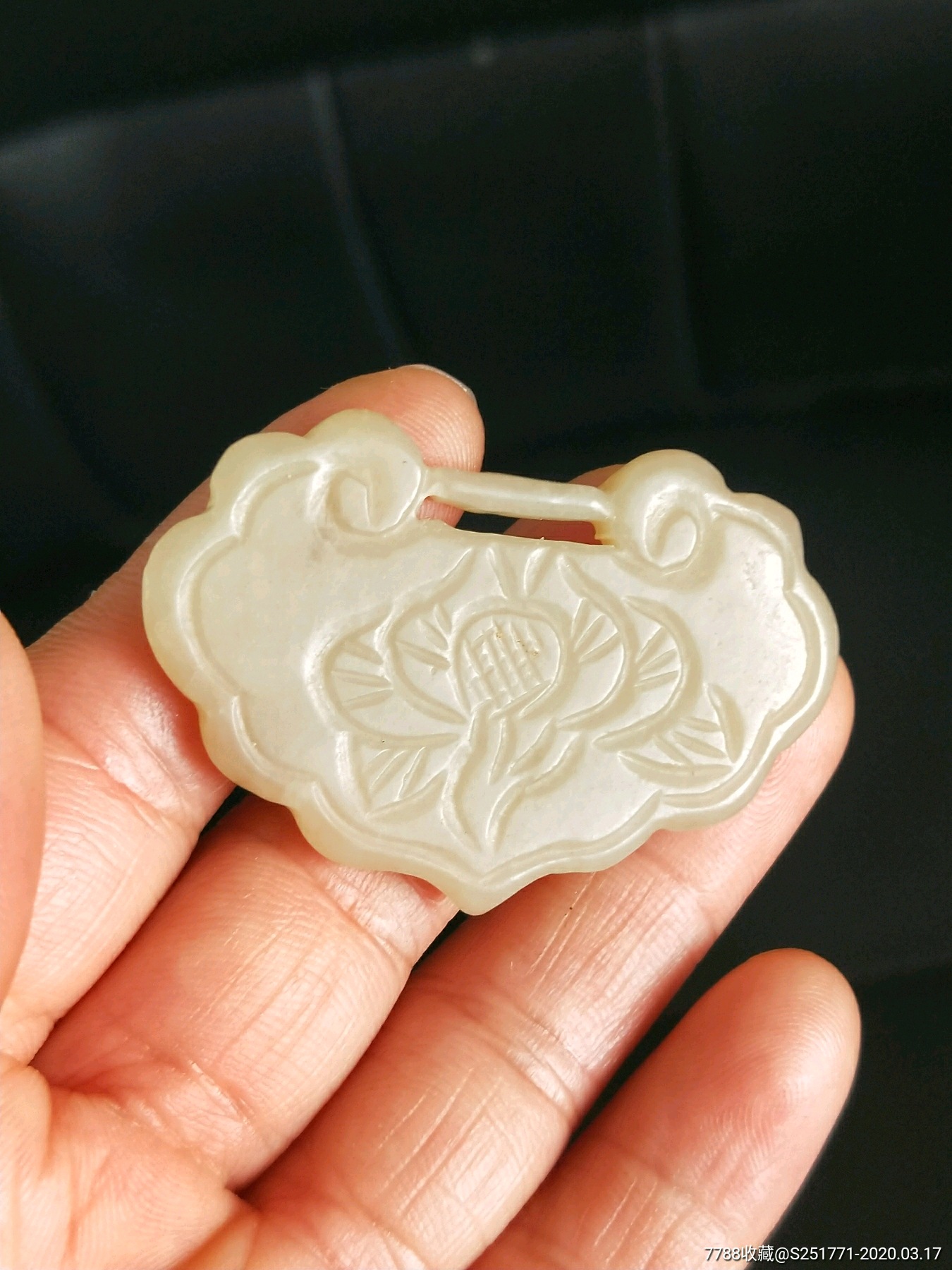 民国时期和田玉富贵花开长命锁