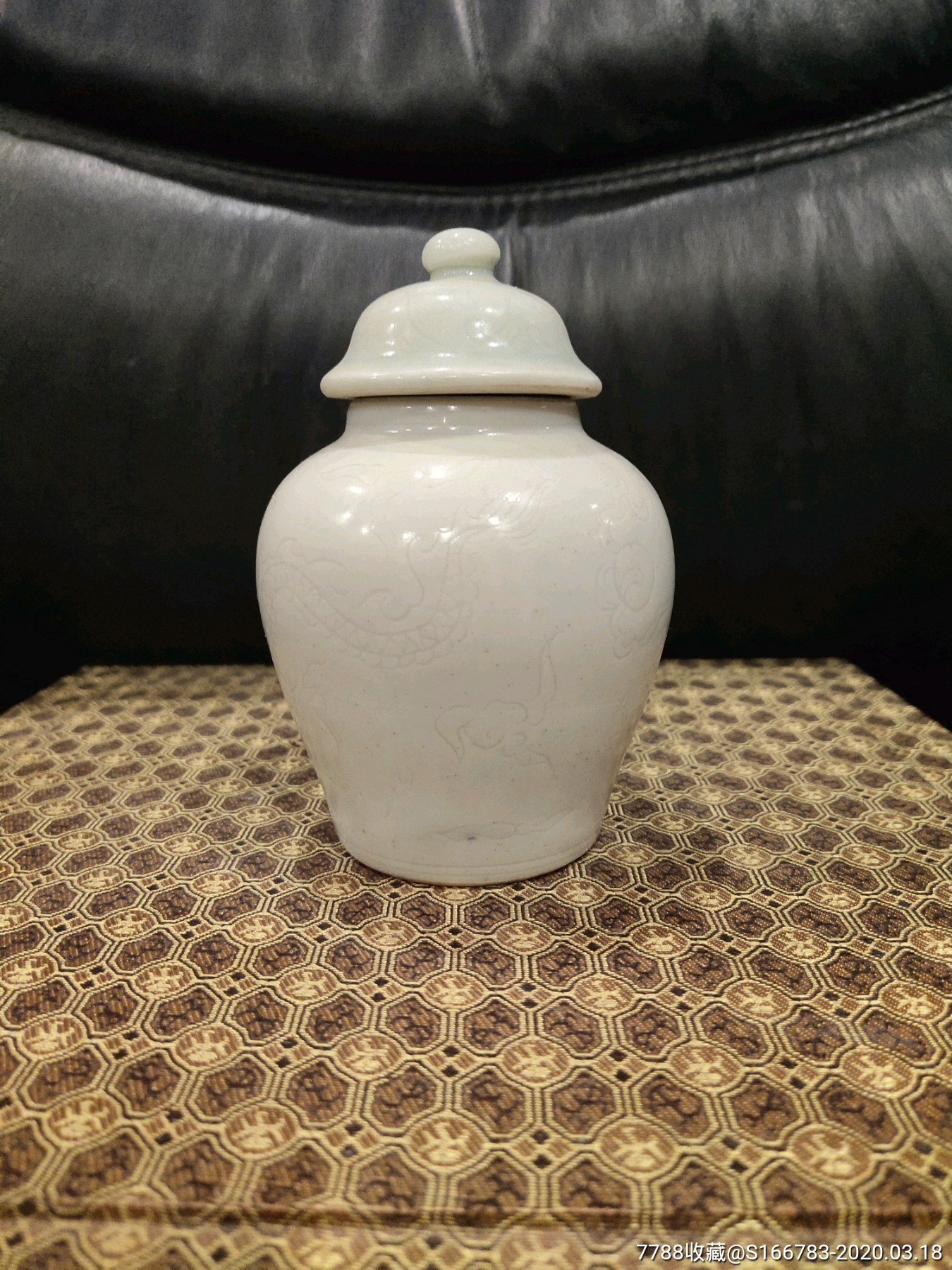 甜白暗刻龙纹将军罐