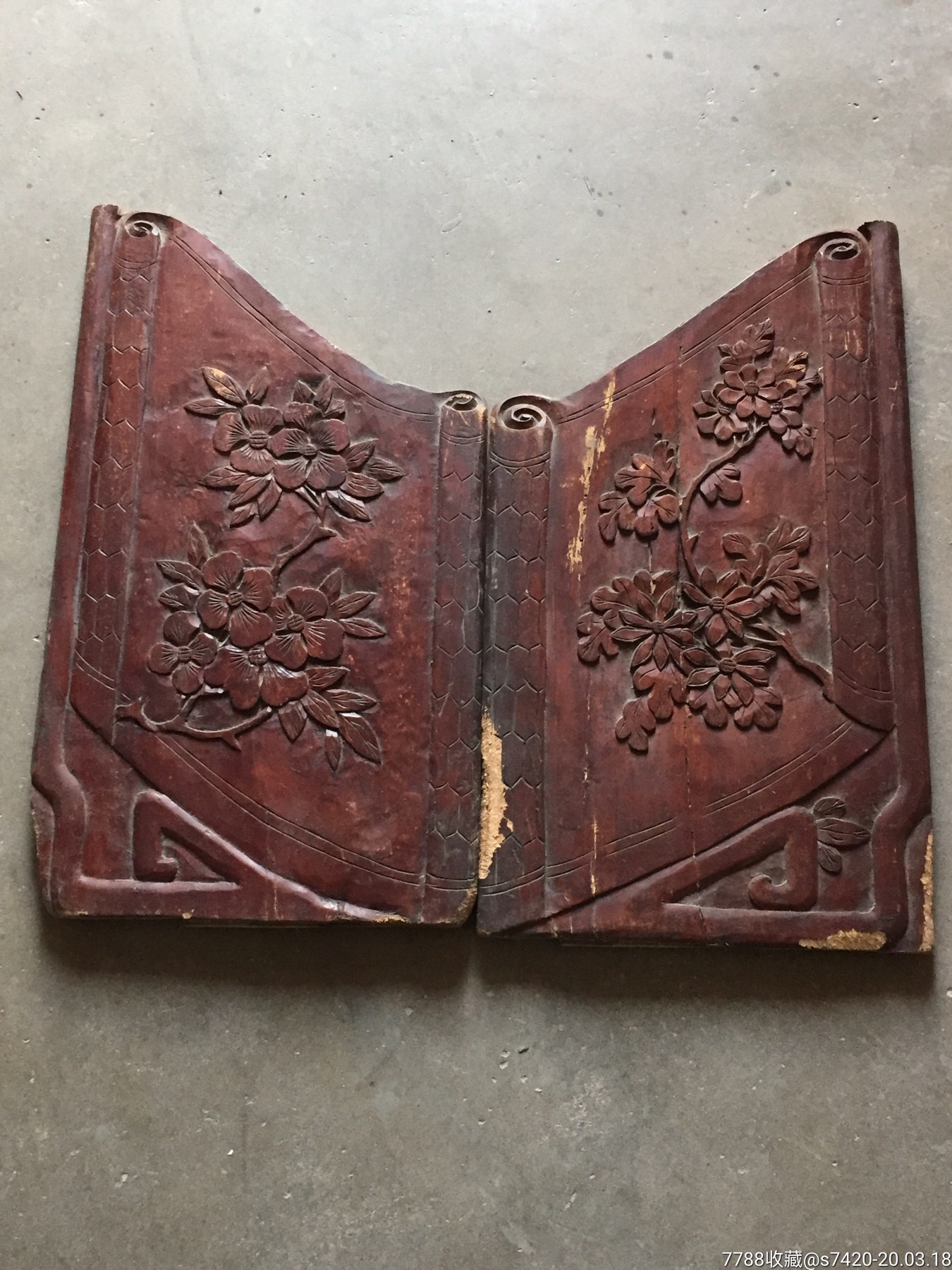 特价精美老木雕民国书卷式花卉图一对