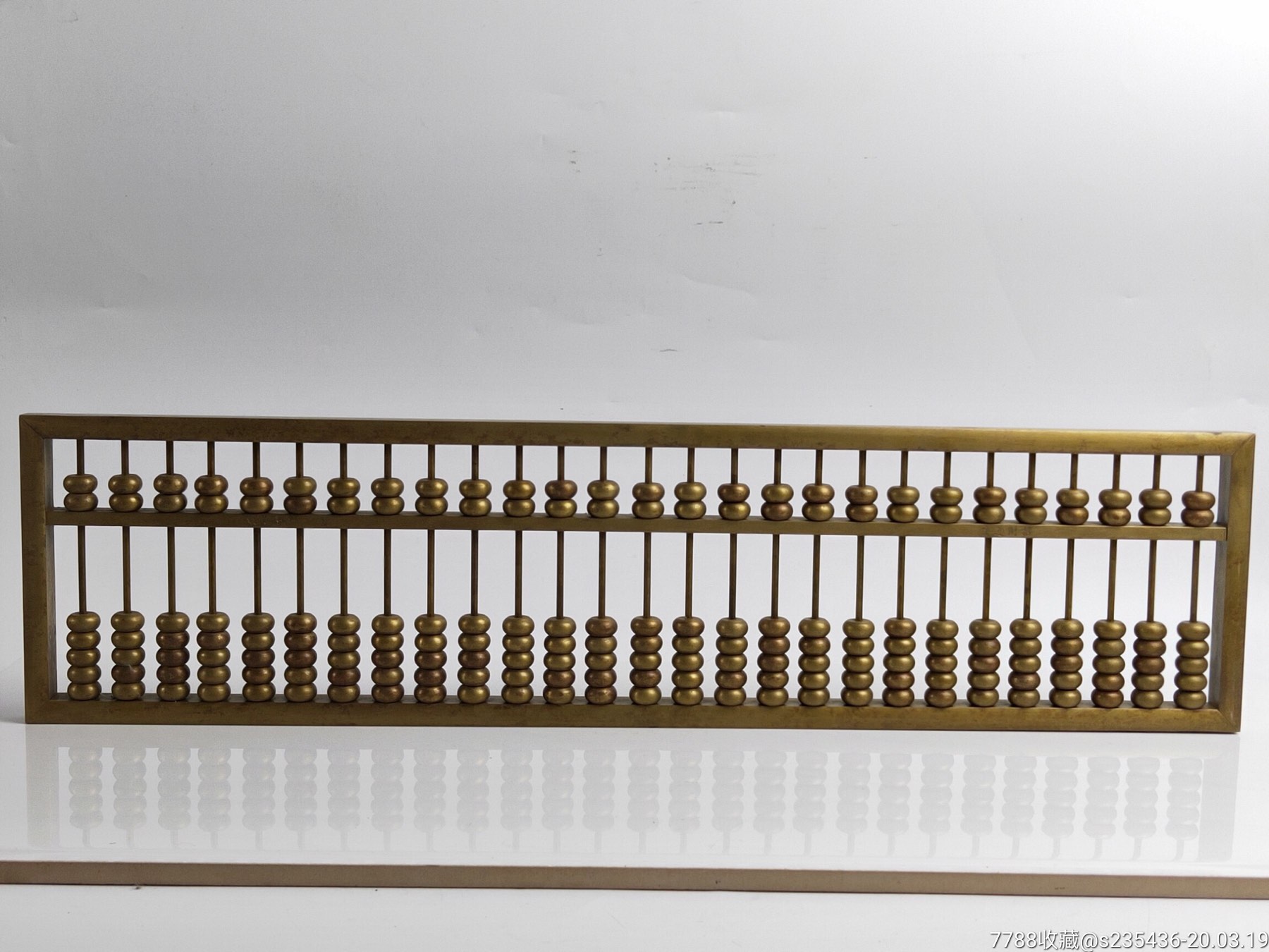 黄铜长算盘27位,保存完好,包浆厚重,样式精美绝伦,品相如图.