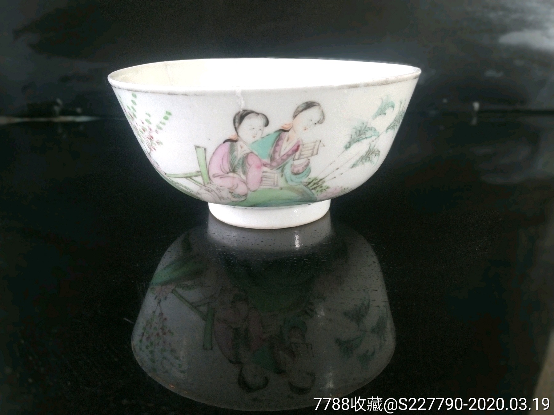 民国时期粉彩桃花仕女人物纹碗