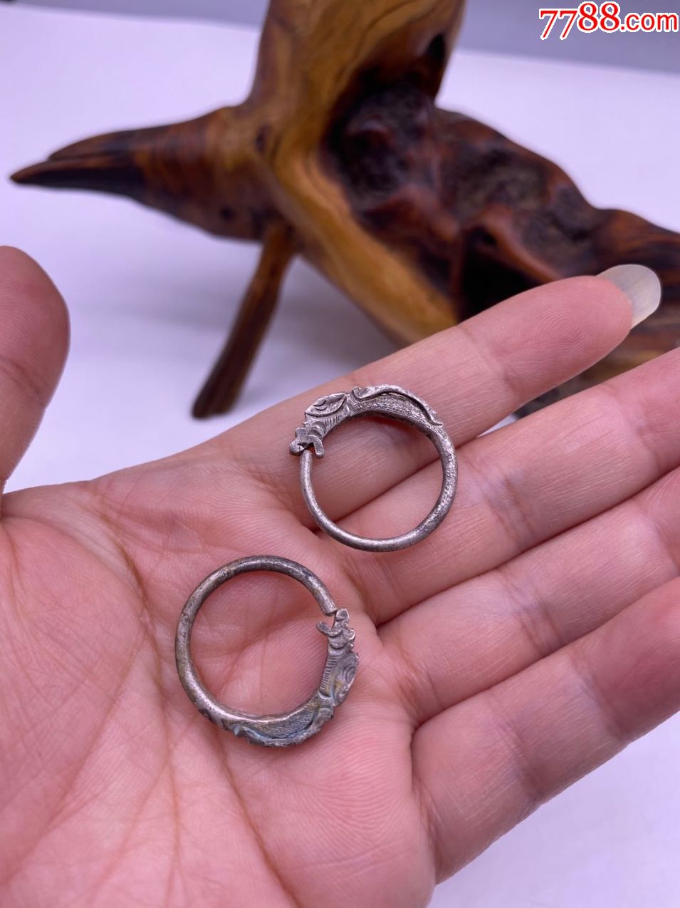老银龙头耳环一对,银质好,工艺精美,品相如图,240包快递