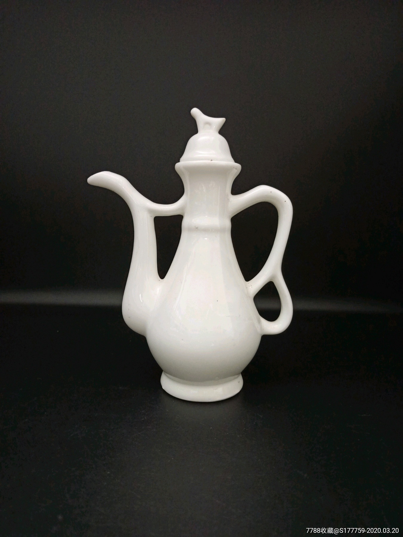 七八十年代景德镇透光酒壶此酒壶胎质洁白,胎壁纤薄透光,瓷胎细腻