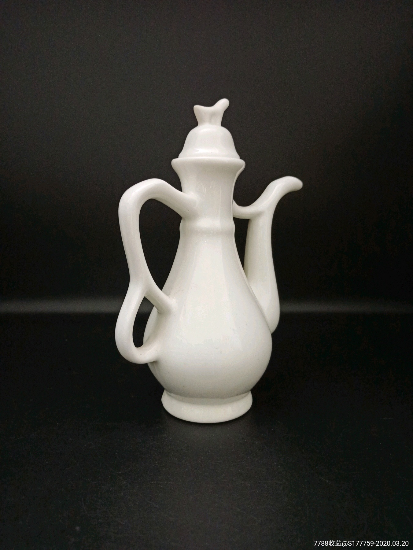 七八十年代景德镇透光酒壶此酒壶胎质洁白,胎壁纤薄透光,瓷胎细腻