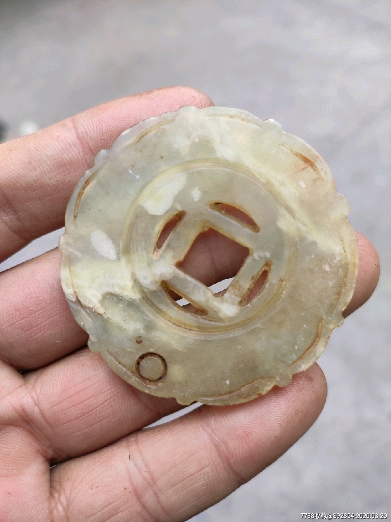 明清双面工镂空钱型玉佩1