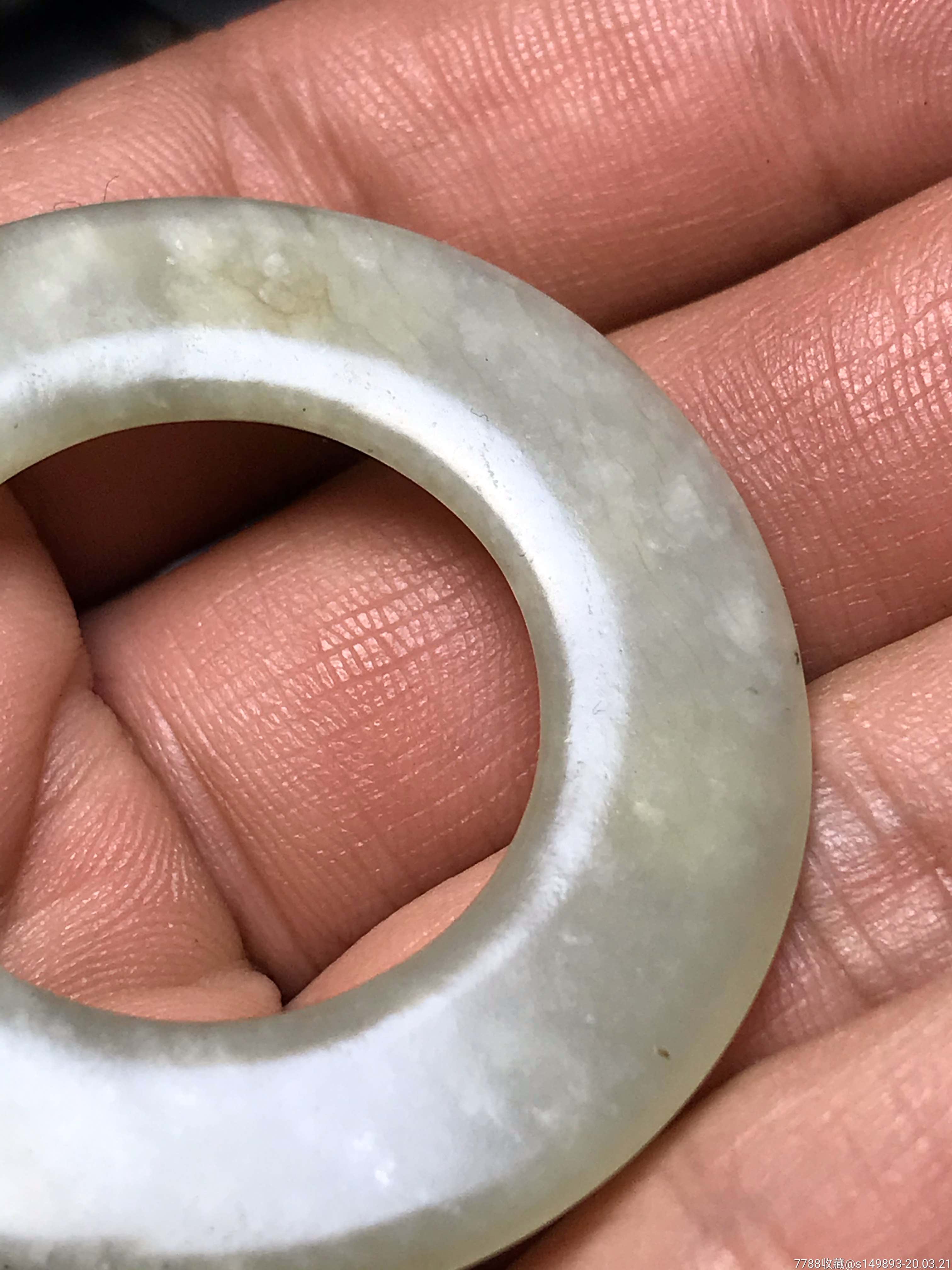 清代和田穿挂玉环