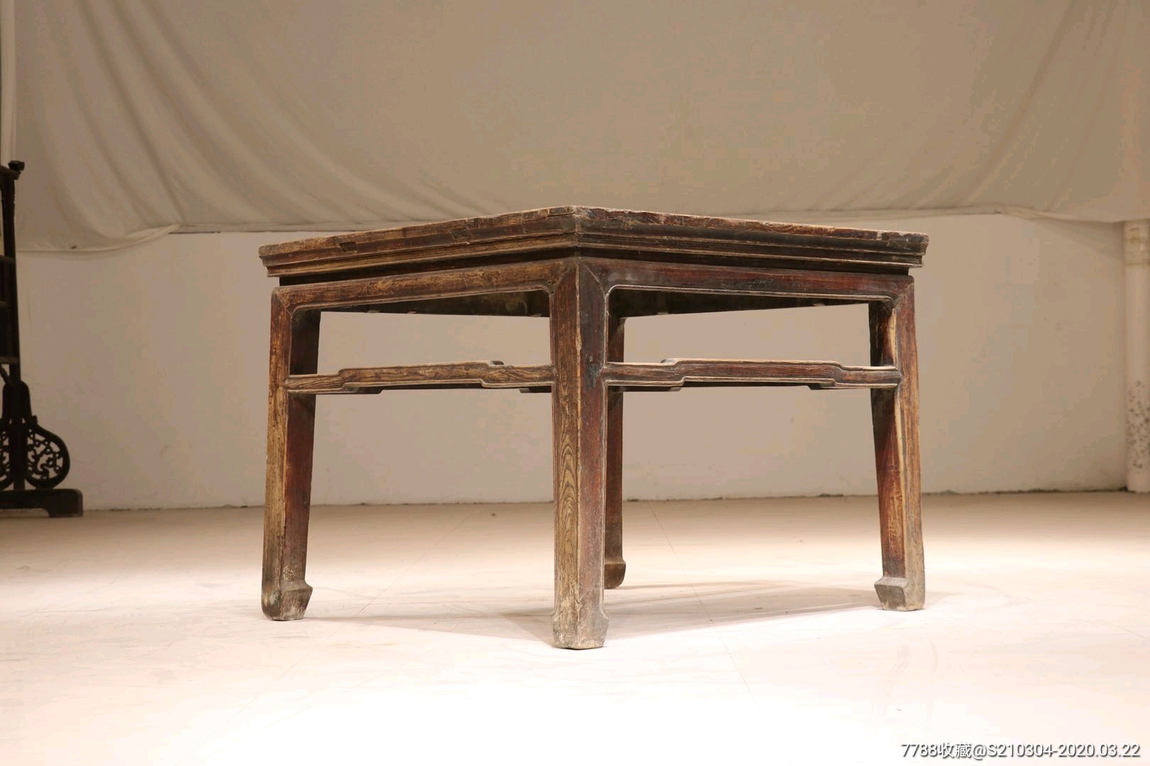 清代,榆木将军桌.整体用料颇为奢侈,大气,厚重.