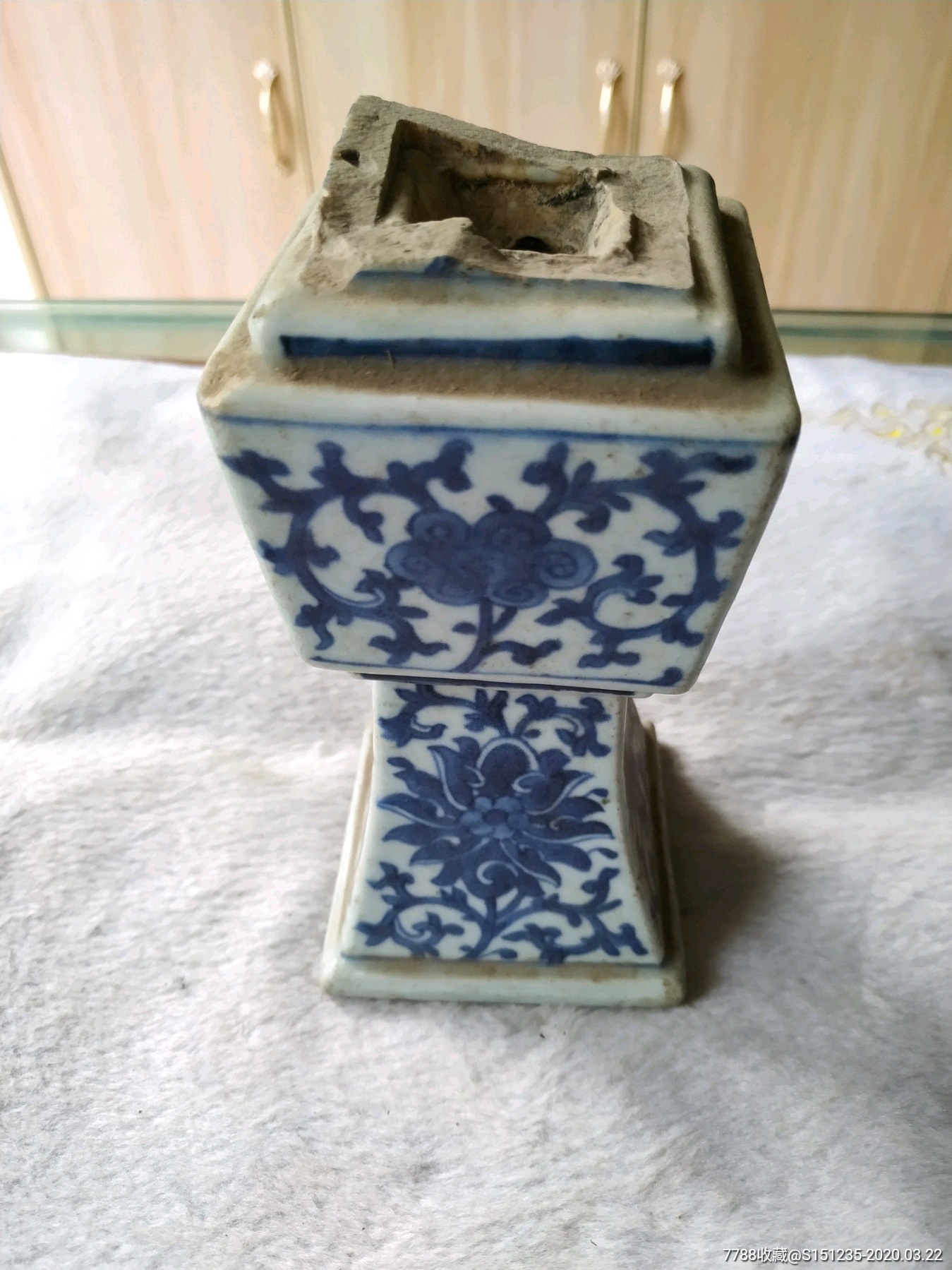 清乾隆青花缠枝莲花卉烛台发色纯正口沿惜残细节如图
