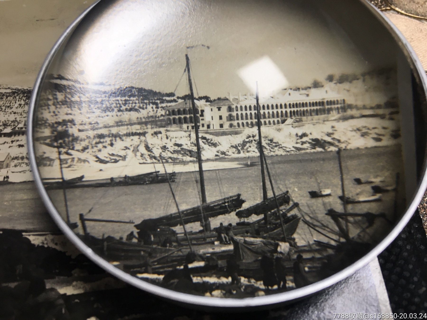 首页 零售 老照片 >> 民国20年代威海卫爱德华港街雪景及沿街商铺建筑