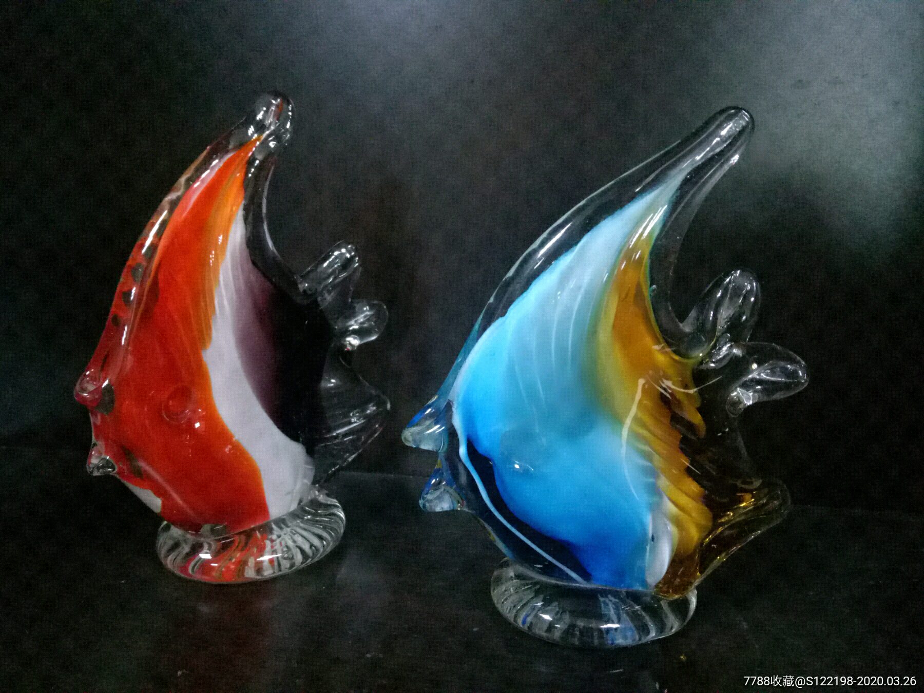 一对漂亮的彩色玻璃鱼