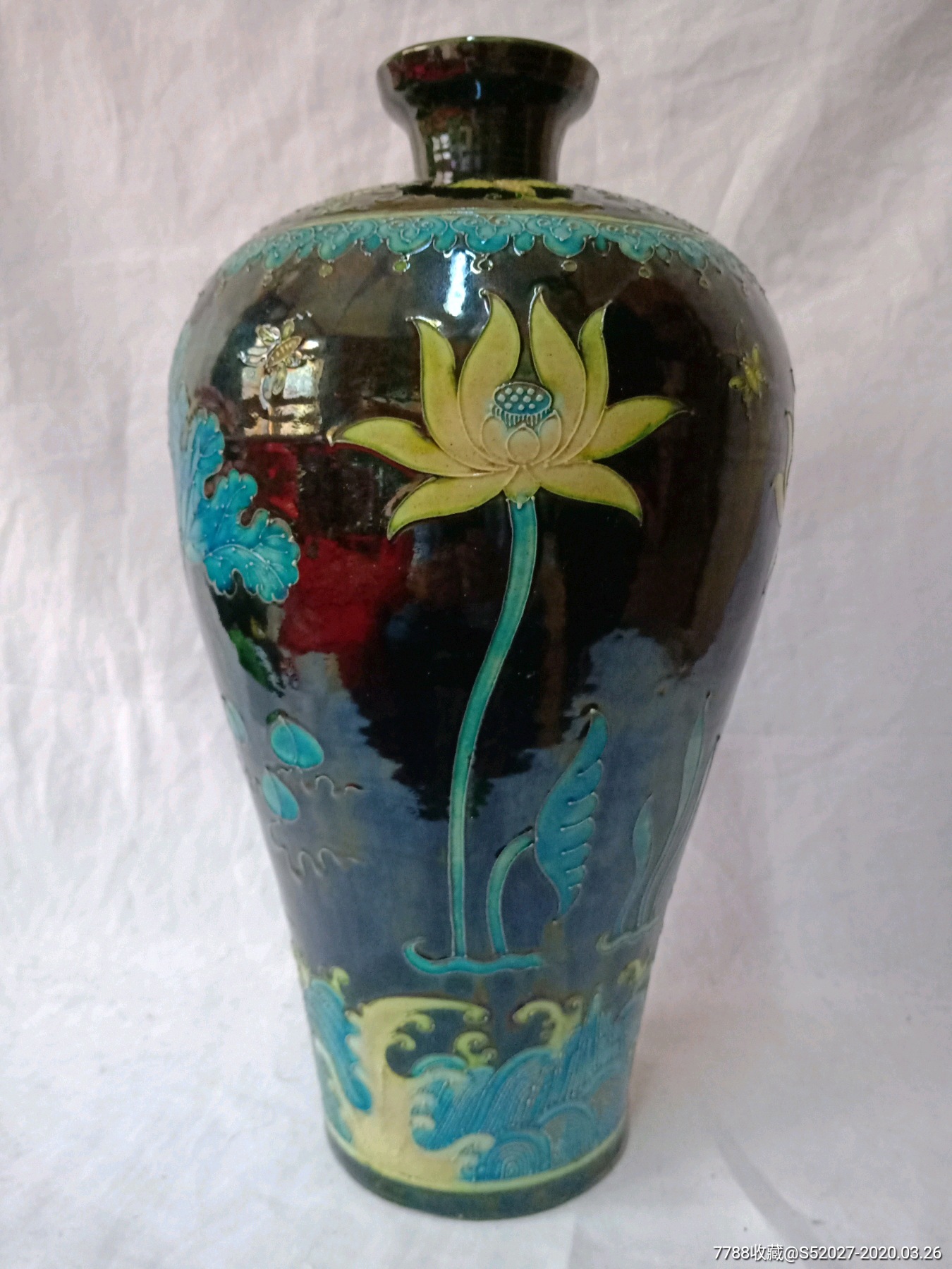 元明时期珐华彩荷花山水纹梅瓶.高34.3厘米,直径19厘米.