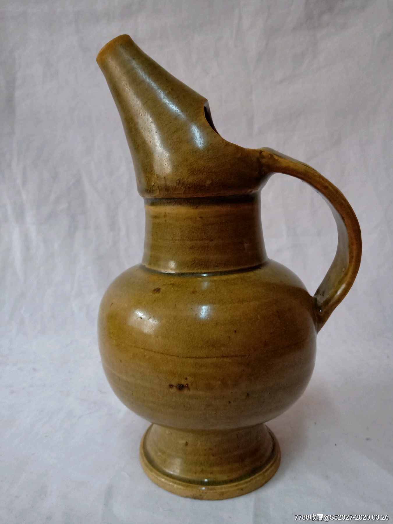 宋代越窑青釉仿汉陶猪嘴执壶.高23.7厘米,直径12.5厘米.