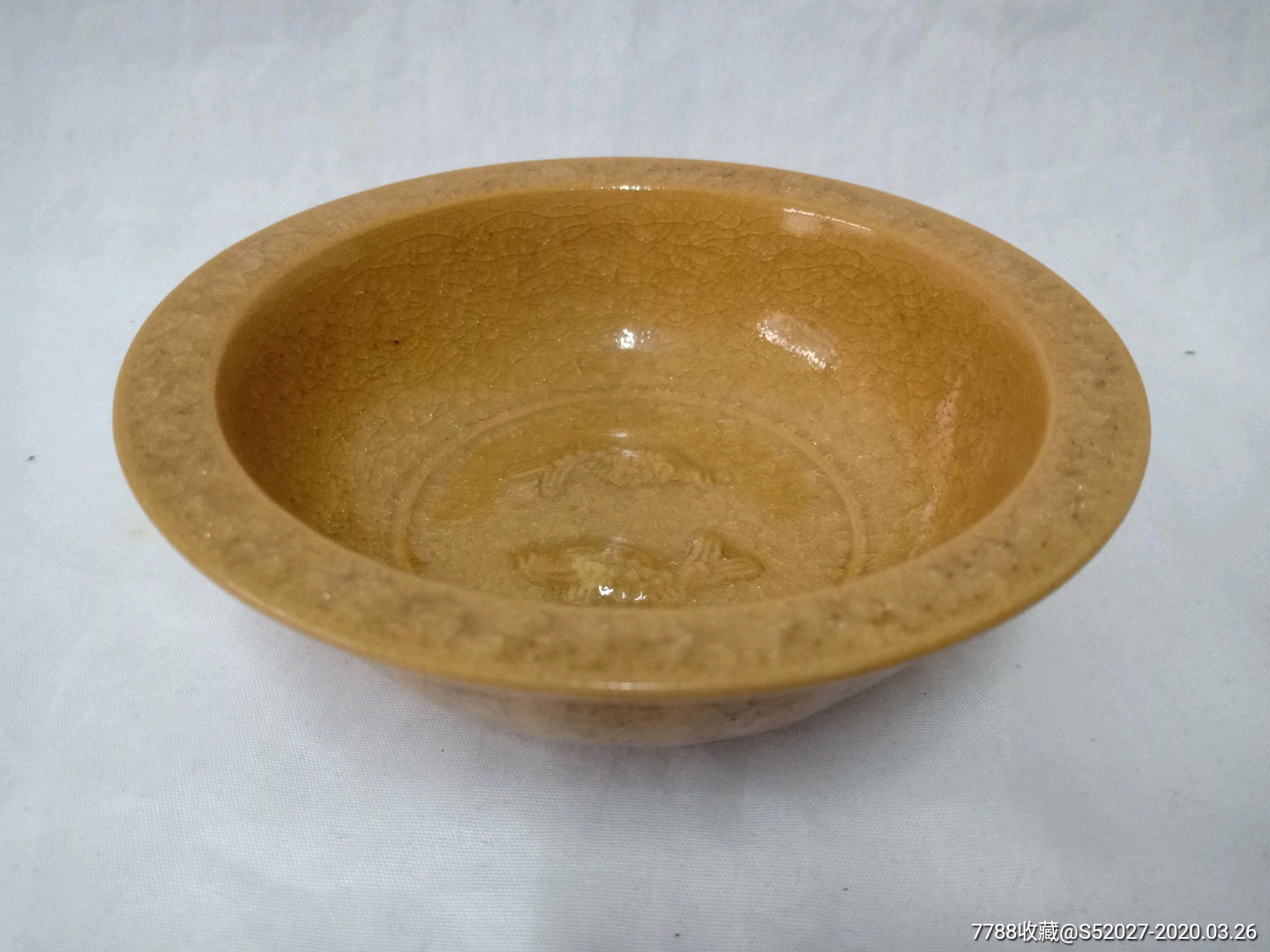 南宋官窑米黄釉双鱼莲瓣碗.口径13.2厘米,高4.6厘米.