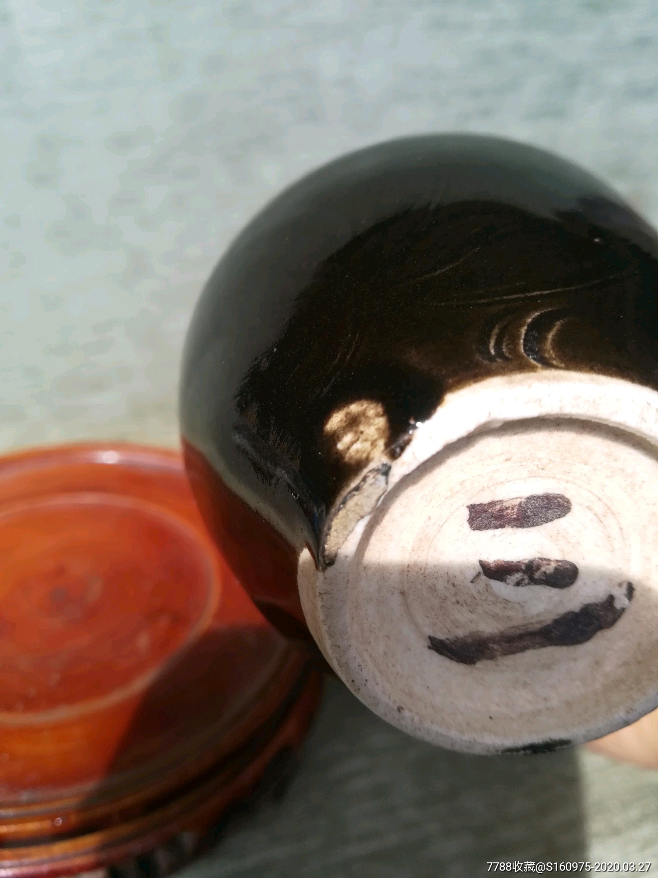 漂亮北宋定窑黑釉划刻花缠枝莲双耳水盂,一个耳朵为入窑前损坏,底部有