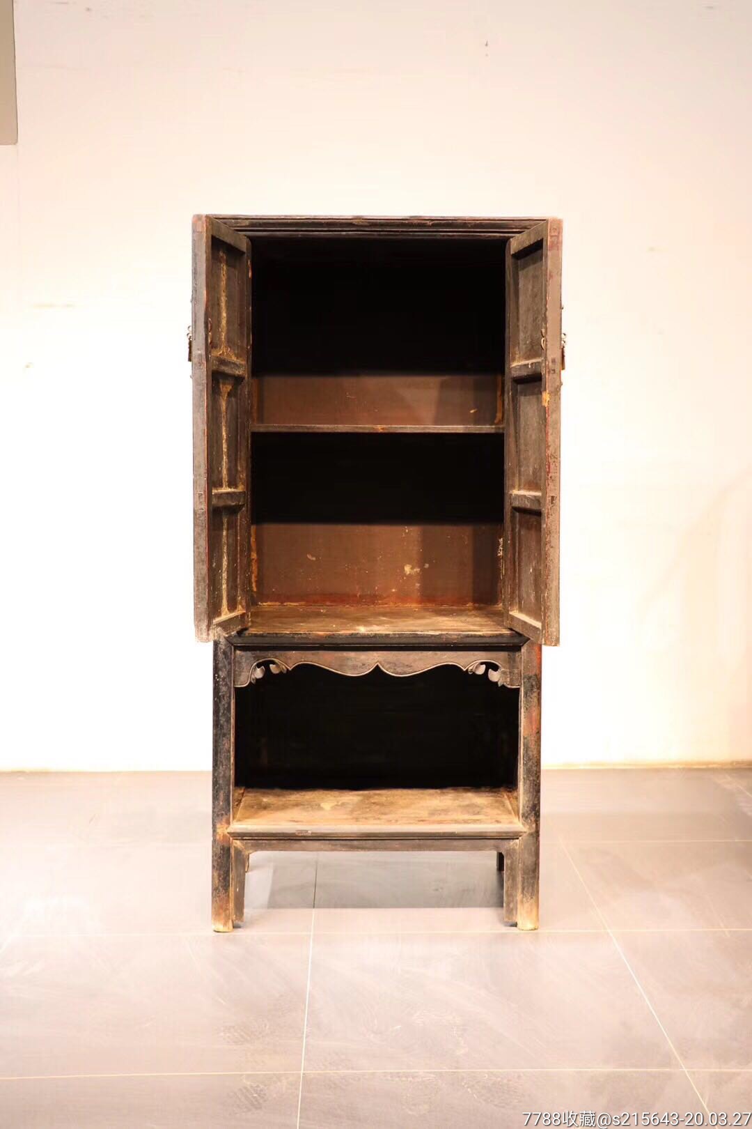 明代,榆木大漆书柜.内做朱红漆披麻灰.高190,宽84,厚54