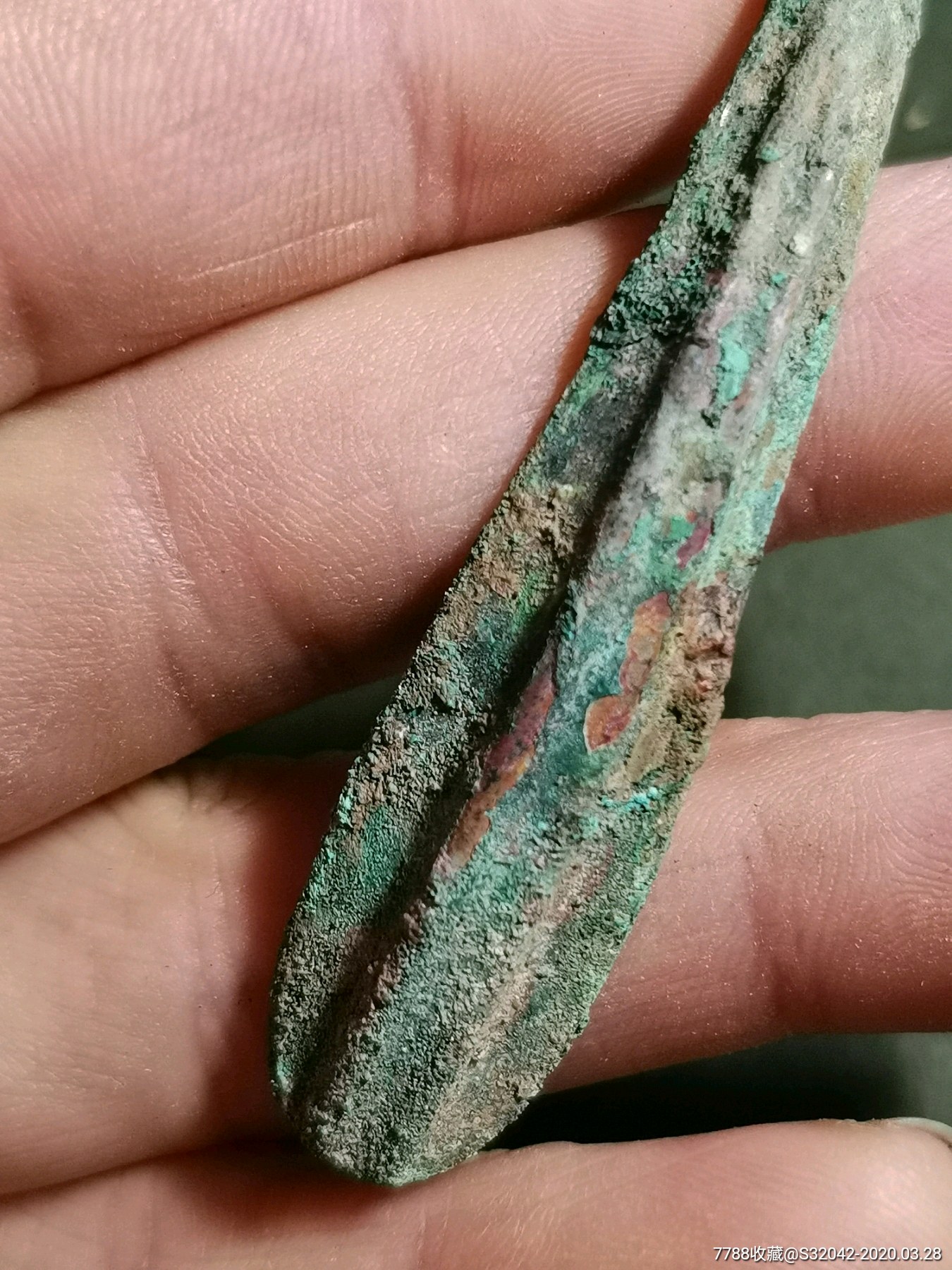 战汉龙首琵琶青铜带钩