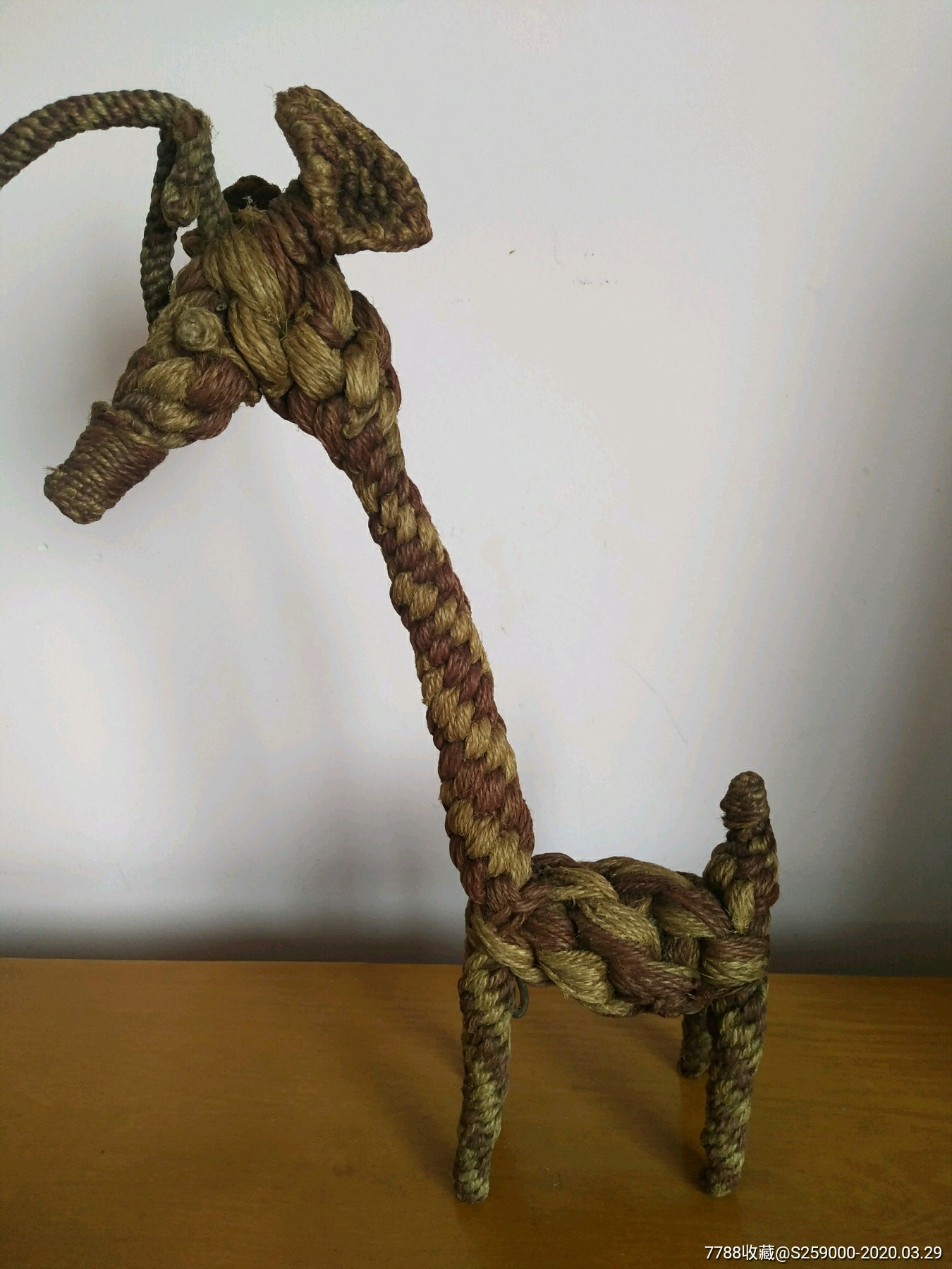 麻绳编织的长颈鹿