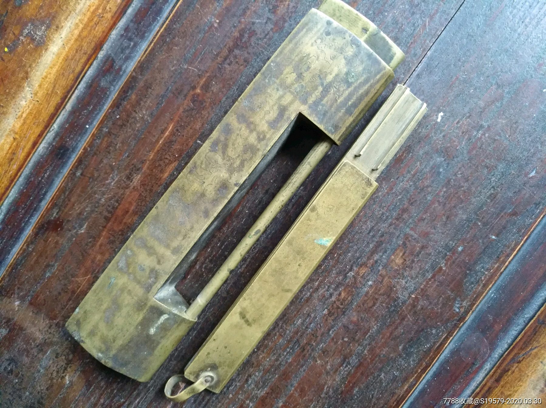 刻纹饰铜锁一架