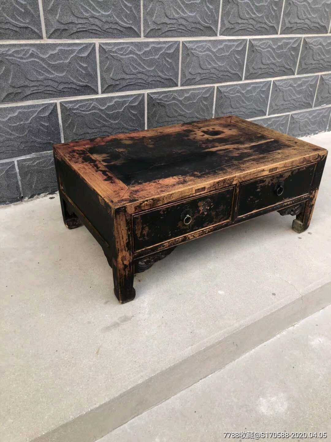 拆迁收来的清代炕桌一件,品相完好做工精细,具体品相尺寸如图,有喜欢