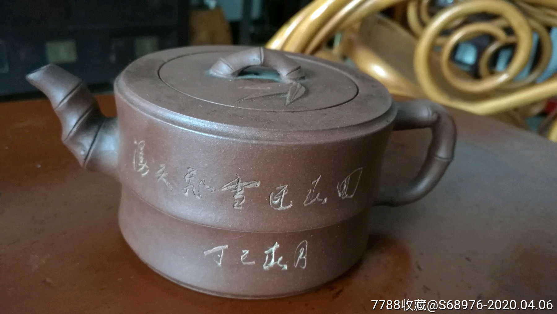 70年代朱爱仙制作竹节紫砂壶，品如图，泥料一流，线条流畅，器型漂亮