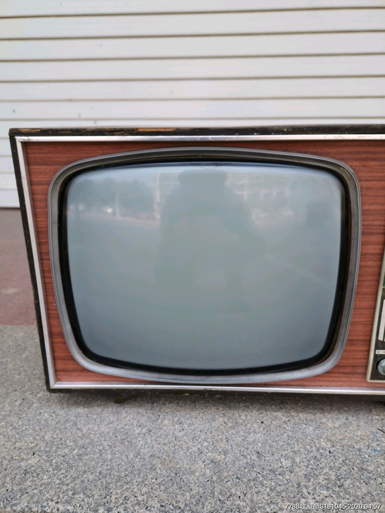 晶体管泰山牌老式电视机