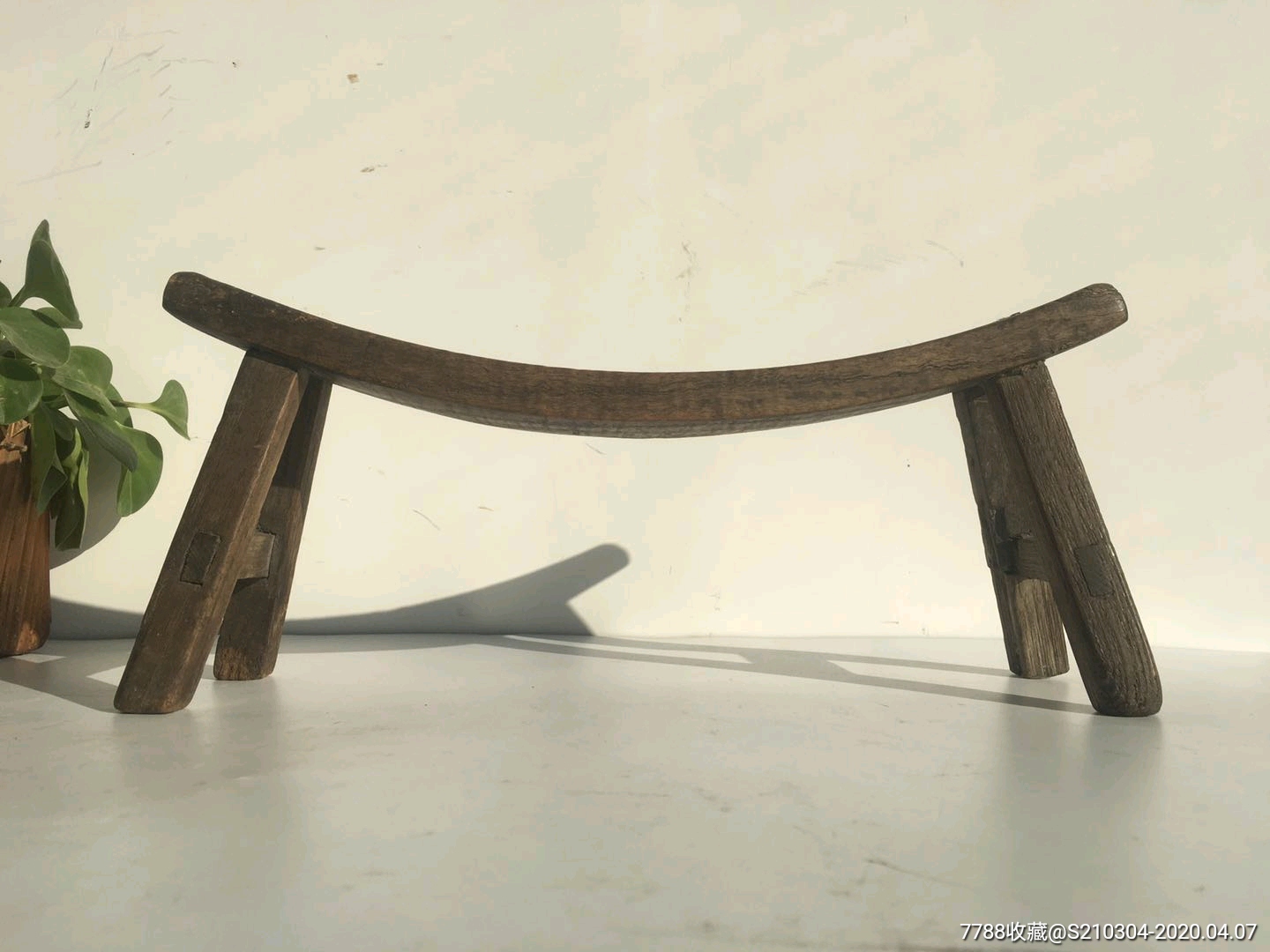 清代精品文房小枕凳一只.品相如图,皮壳温润.