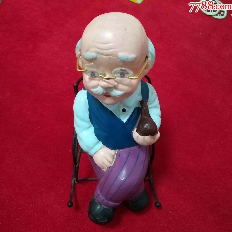 石膏雕老人悠闲坐在铁摇椅上吸旱烟精美摆件具体见图