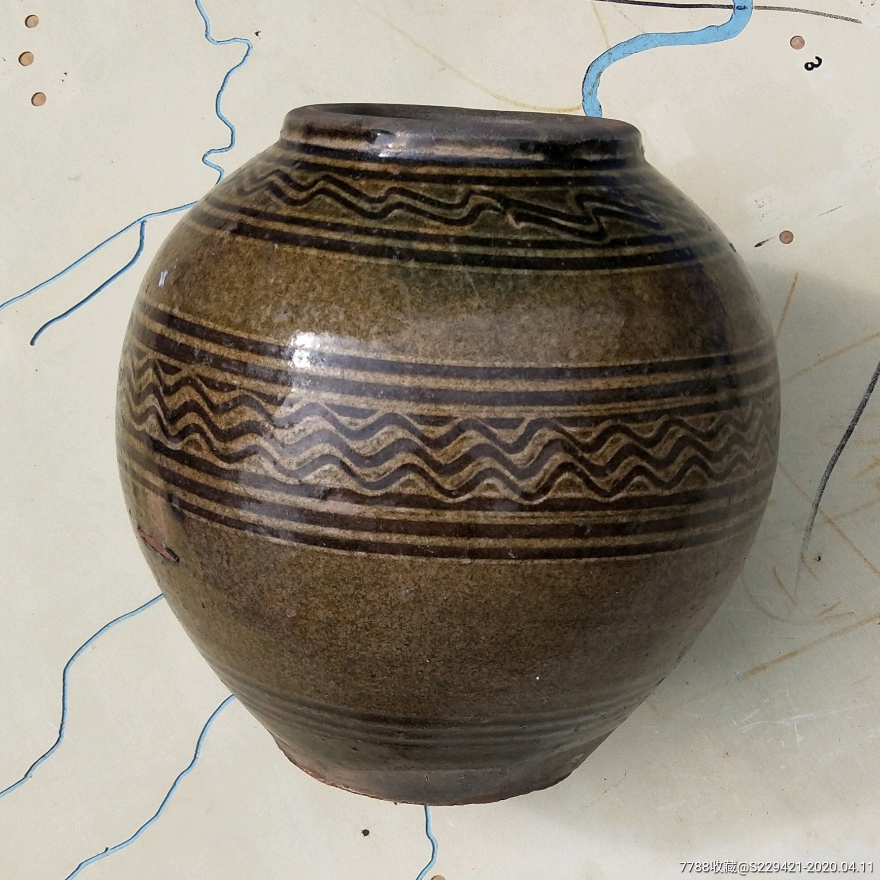 民国陶罐手绘波浪花釉下彩坛子