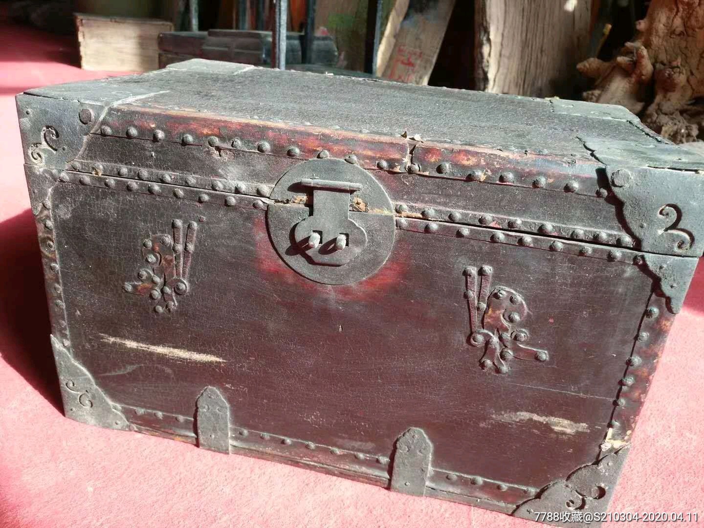 老箱子,做工精细八角铜钉包铜,保存完好!