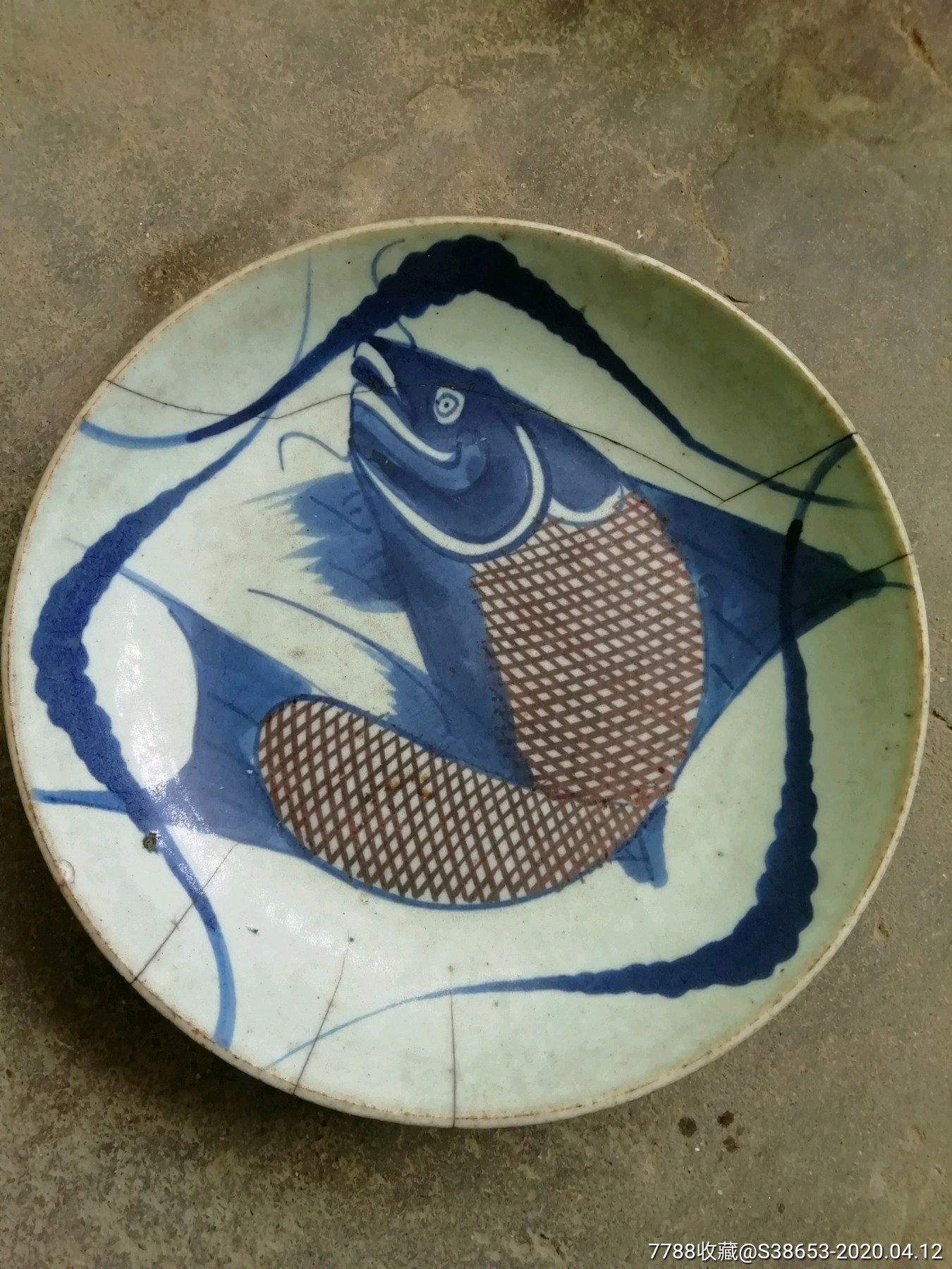 清代青花加紫鱼盘子