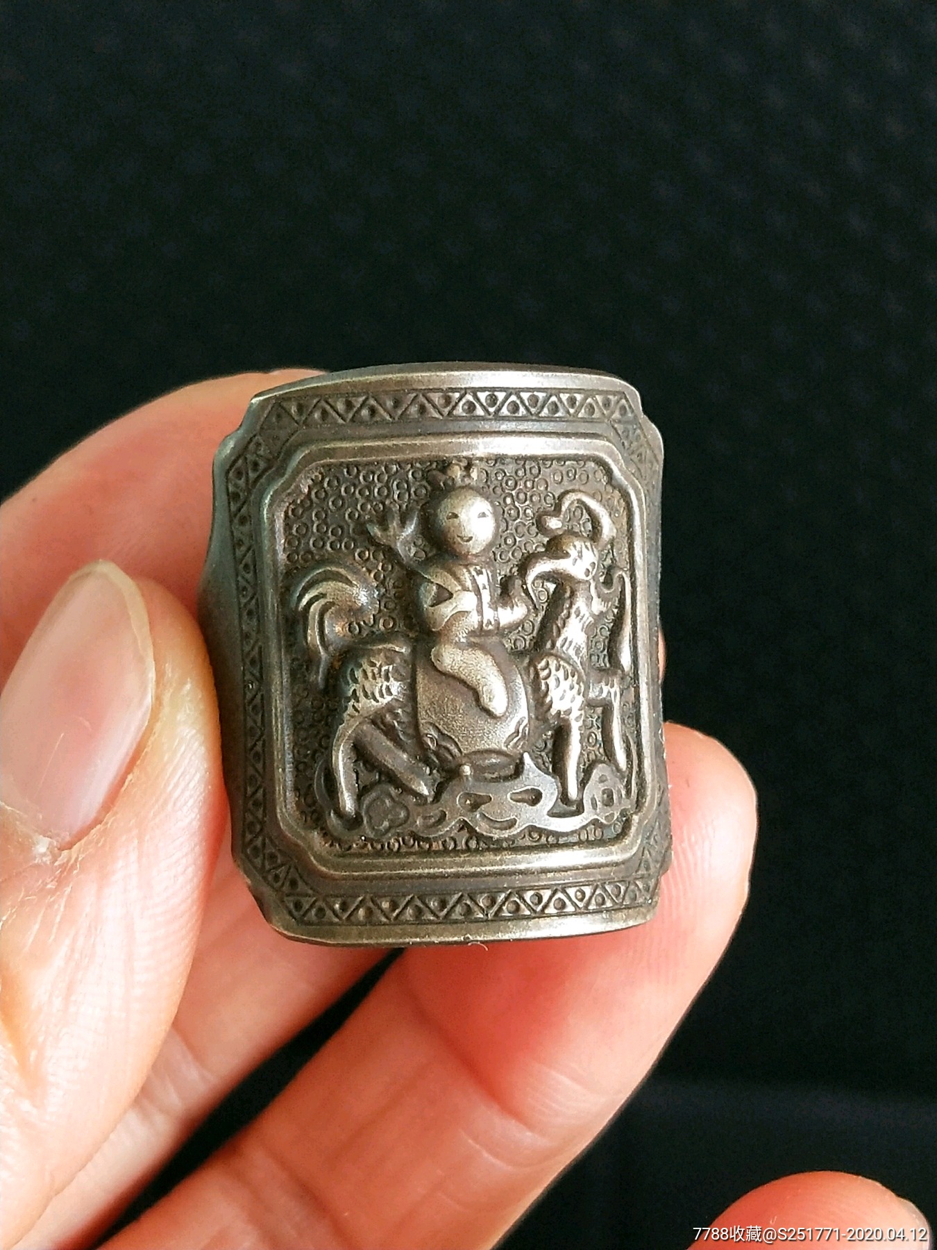 民国时期人物纹藏银老戒指